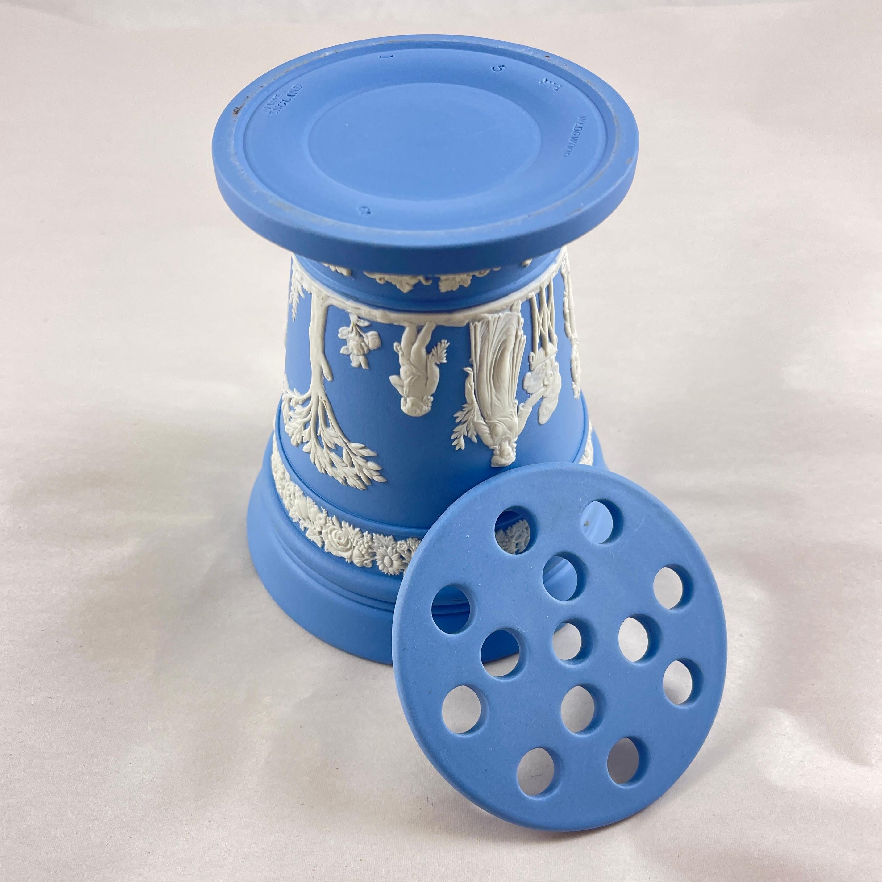 Vaso neoclassico in diaspro di Wedgwood con rana fiorita, 1968 in vendita 2