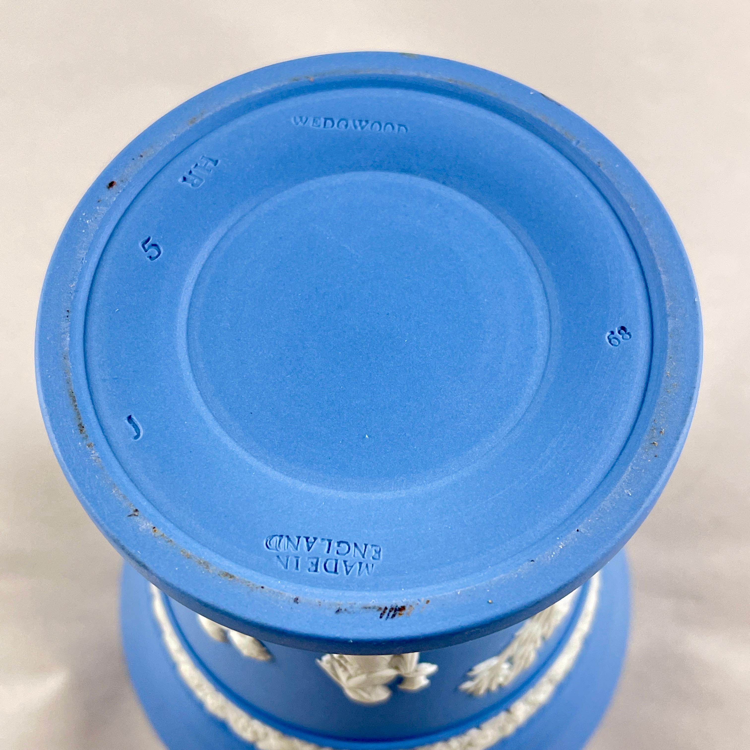 Vaso neoclassico in diaspro di Wedgwood con rana fiorita, 1968 in vendita 3