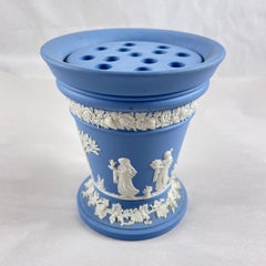 Wedgwood Jasperware Jarrón neoclásico con flor de rana, 1968