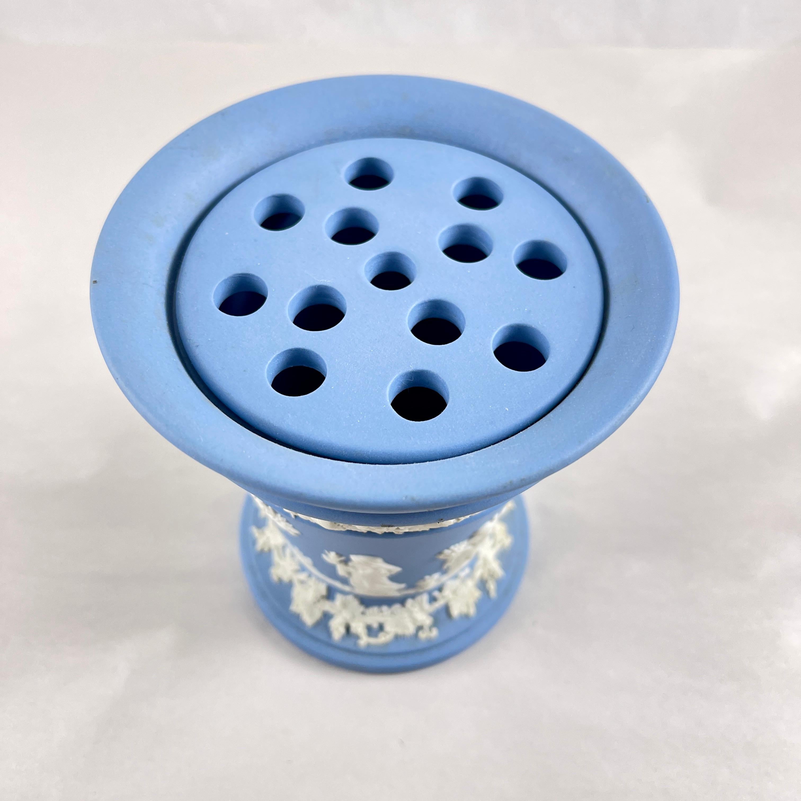 Neoclassico Vaso neoclassico in diaspro di Wedgwood con rana fiorita, 1968 in vendita