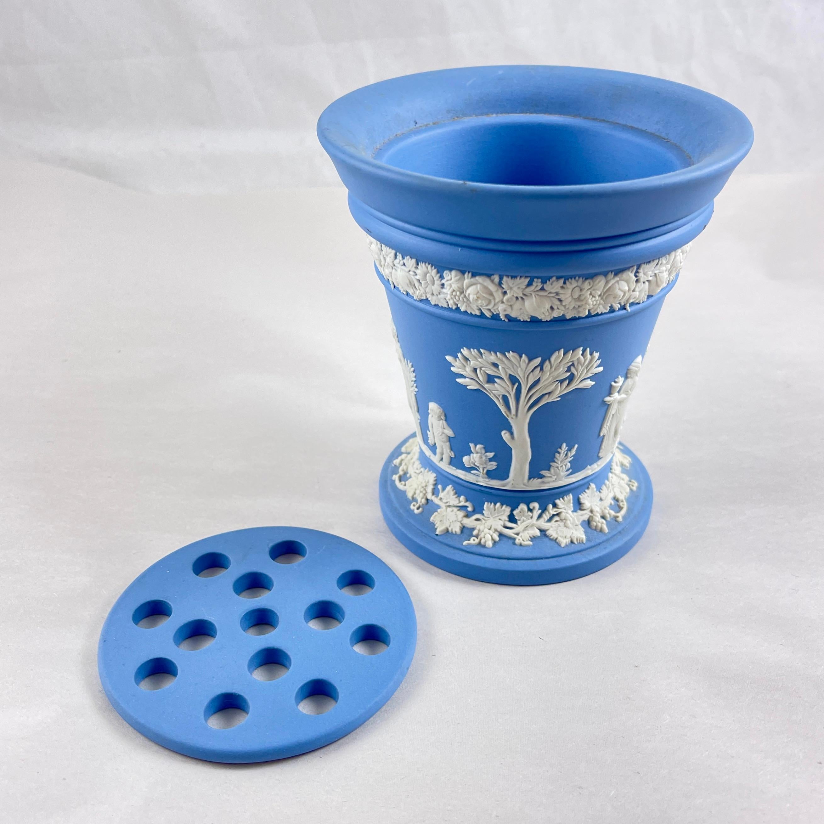Inglese Vaso neoclassico in diaspro di Wedgwood con rana fiorita, 1968 in vendita