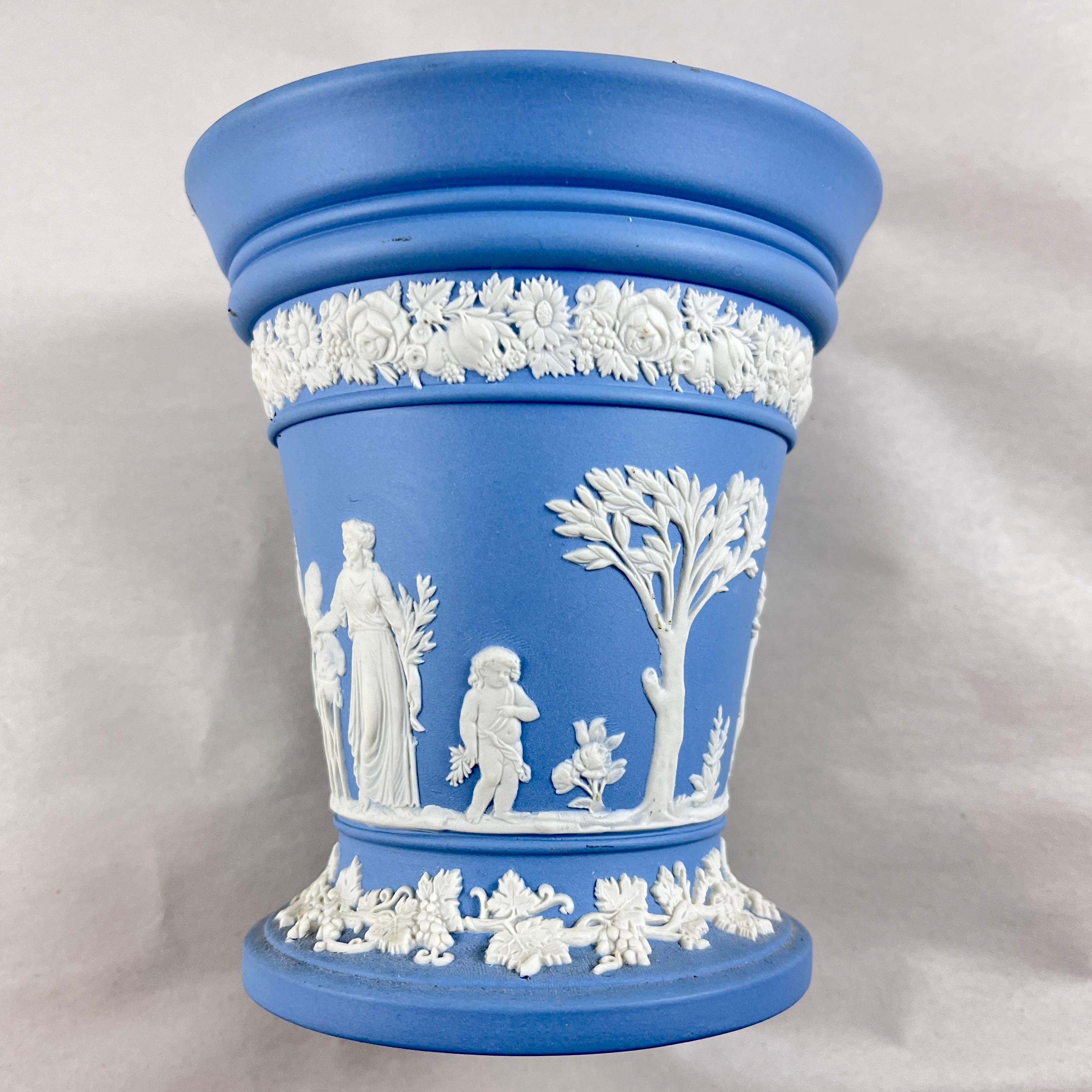 Non smaltato Vaso neoclassico in diaspro di Wedgwood con rana fiorita, 1968 in vendita