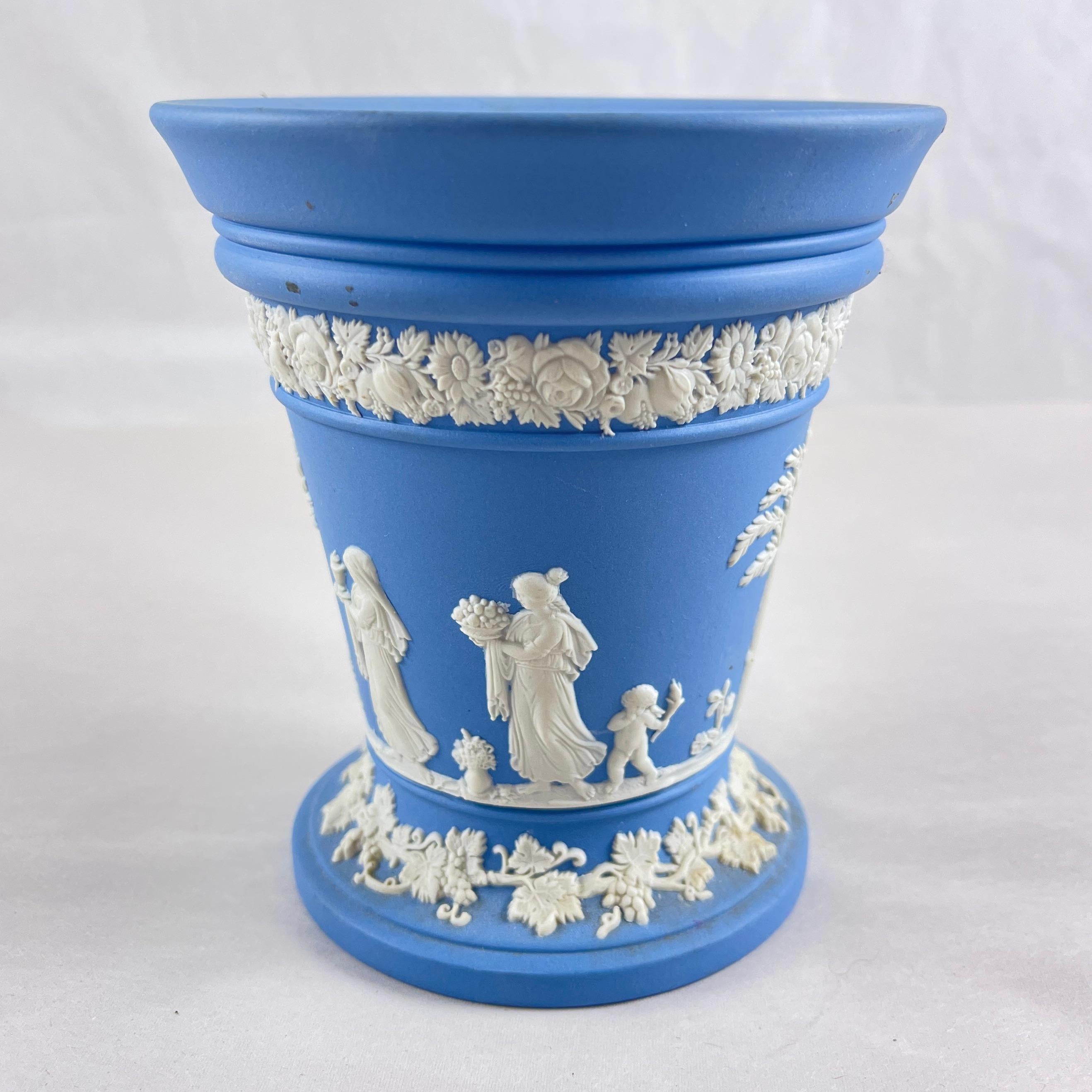 Vaso neoclassico in diaspro di Wedgwood con rana fiorita, 1968 In condizioni buone in vendita a Philadelphia, PA
