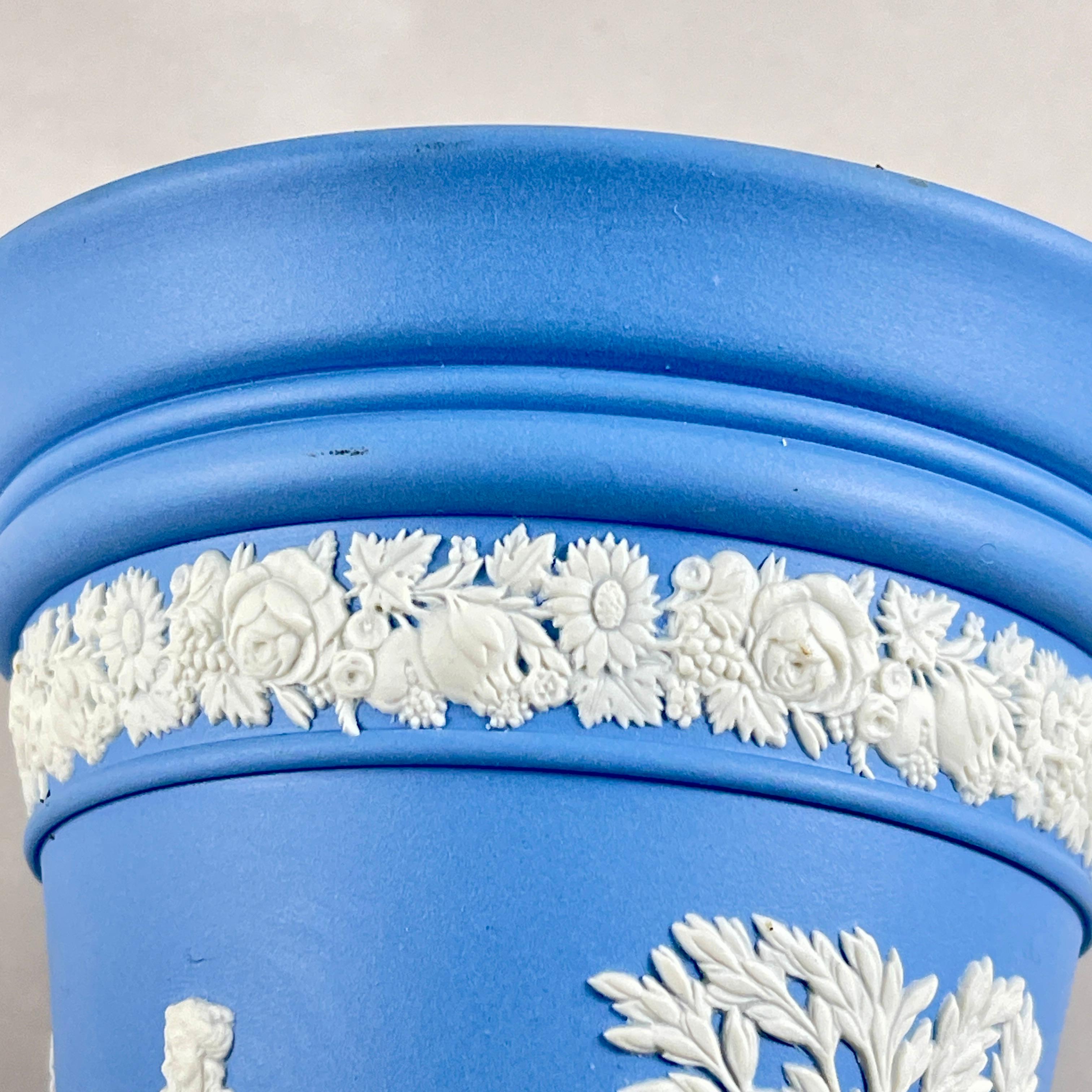 Metà XX secolo Vaso neoclassico in diaspro di Wedgwood con rana fiorita, 1968 in vendita