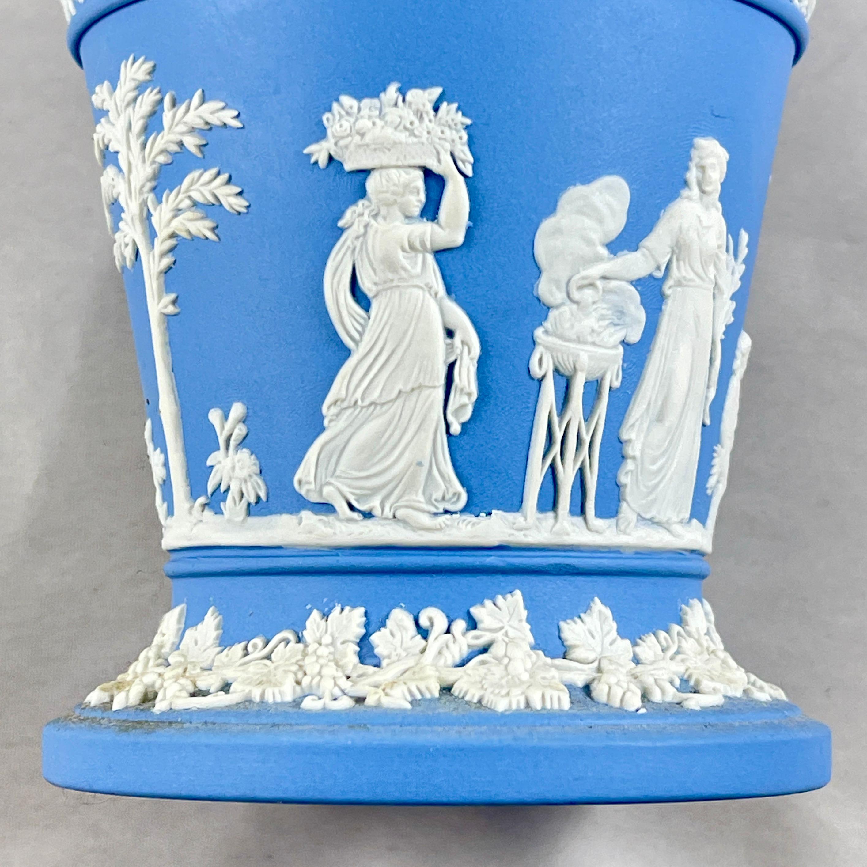 Grès porcellanato Vaso neoclassico in diaspro di Wedgwood con rana fiorita, 1968 in vendita