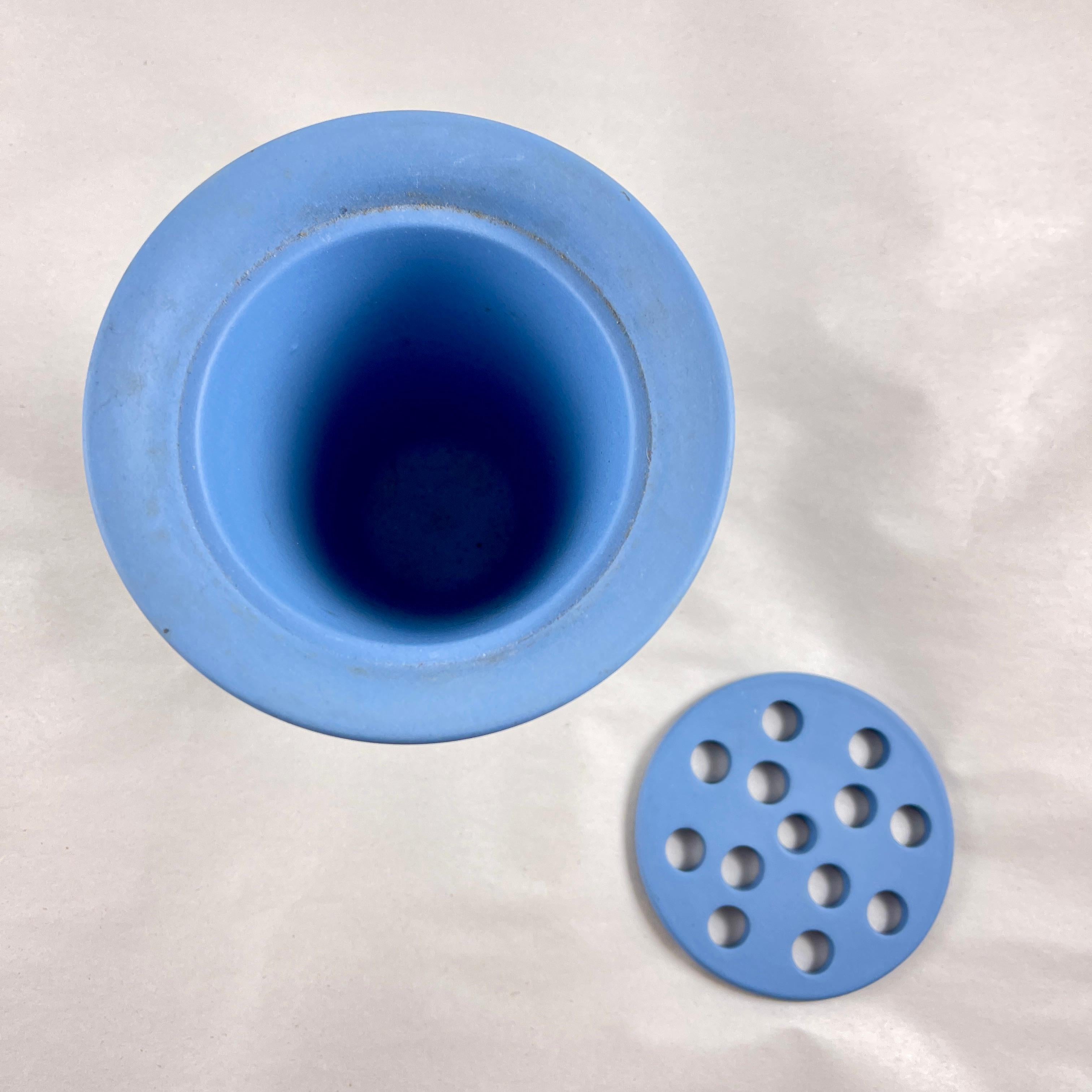 Vaso neoclassico in diaspro di Wedgwood con rana fiorita, 1968 in vendita 1