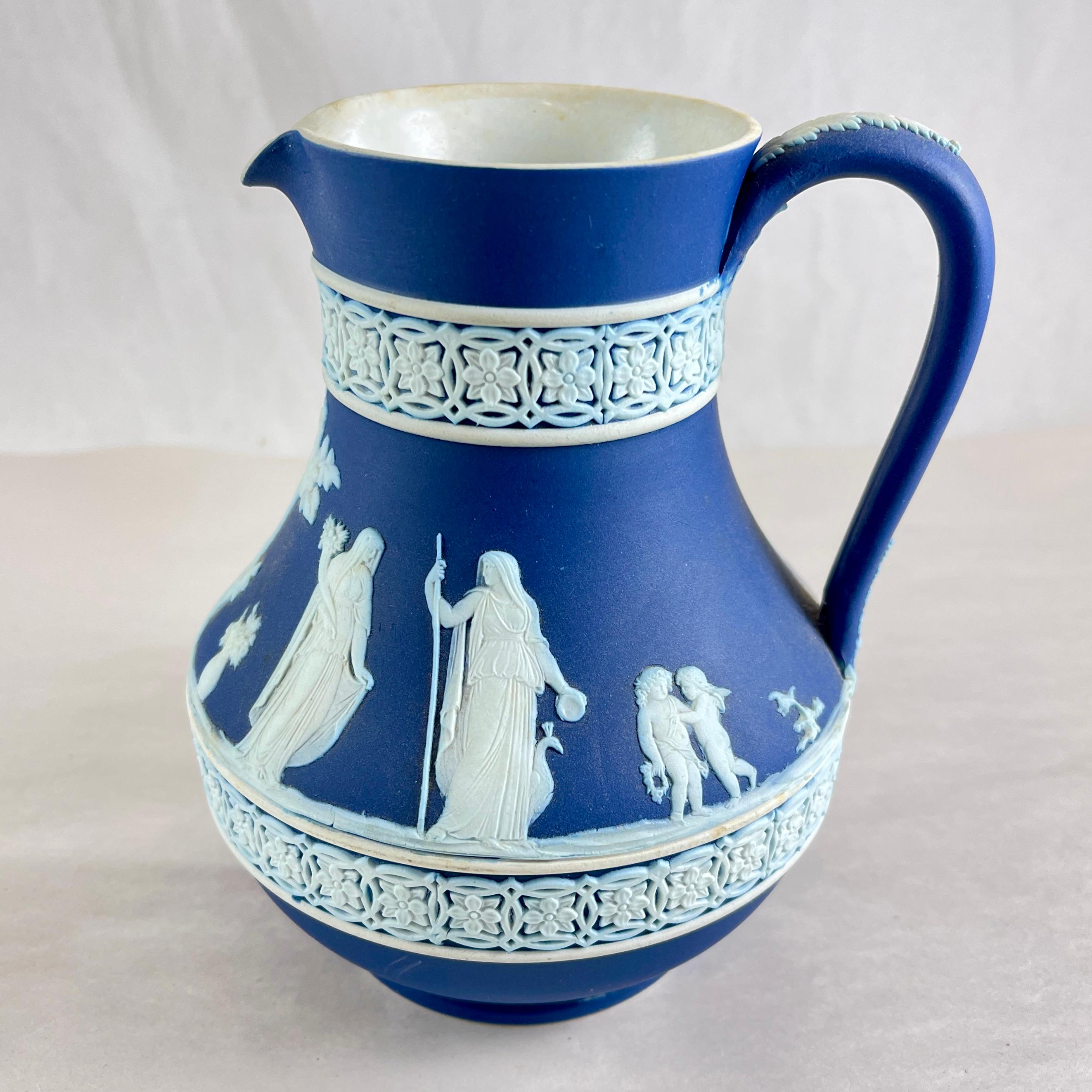 Neoclassico Brocca etrusca neoclassica Royal Blue di Wedgwood in ceramica diaspro in vendita