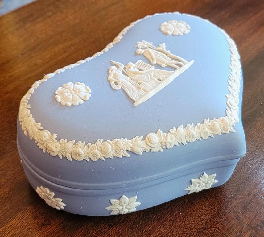 Boîte à bijoux Wedgwood en jaspe bleu pâle à couvercle en forme de cœur en vente 2