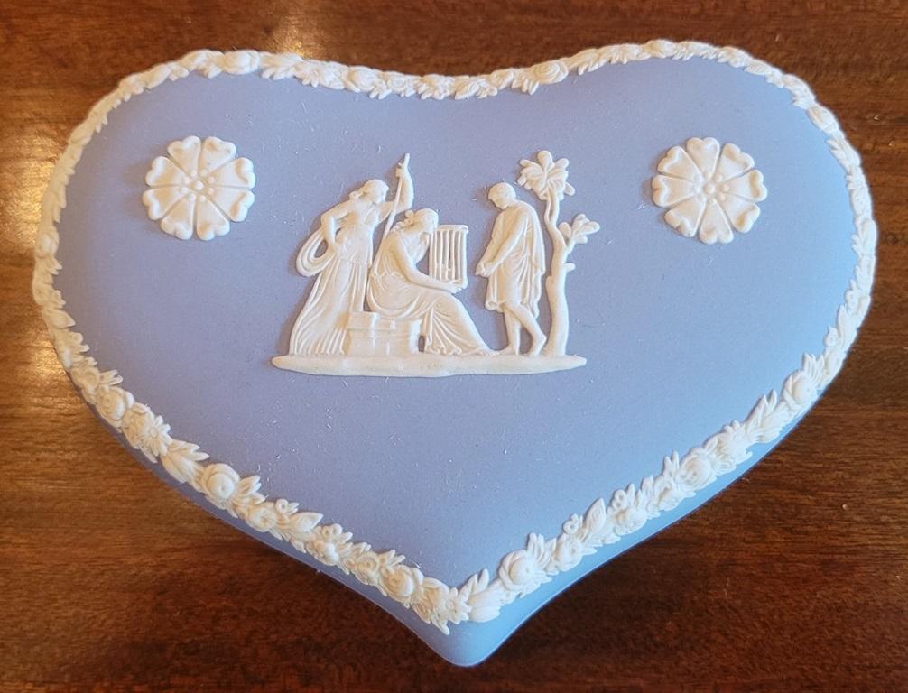 Wedgwood Jaspisware Pale Blue Lidded Heart Trinket Box mit Deckel aus Jaspisholz (Neoklassisches Revival) im Angebot