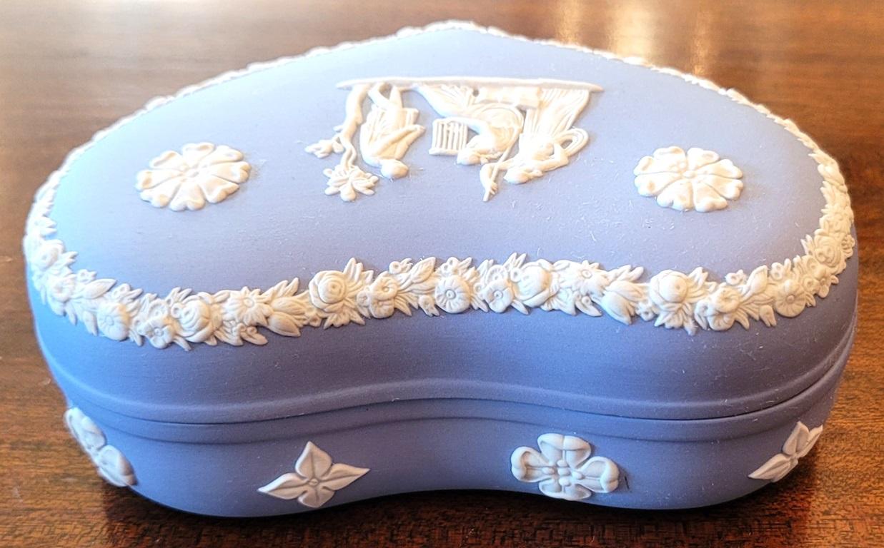 Anglais Boîte à bijoux Wedgwood en jaspe bleu pâle à couvercle en forme de cœur en vente