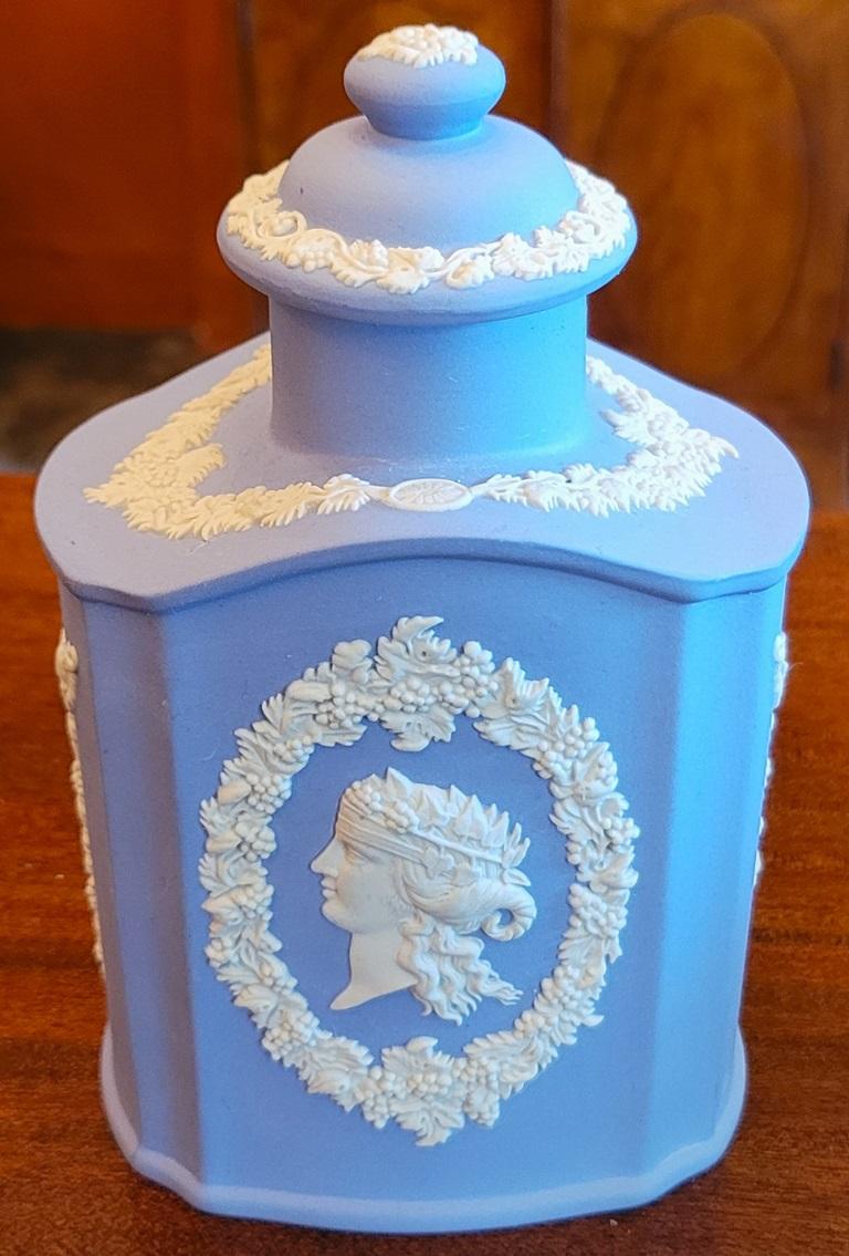 Boîte à thé à couvercle Wedgwood Jasperware bleu pâle en vente 4