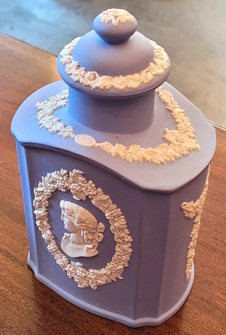 Wedgwood Jaspisware blassblaue Teedose mit Deckel aus Jaspisholz (Englisch) im Angebot