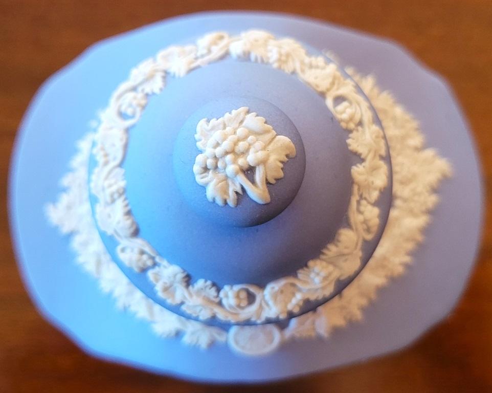 Boîte à thé à couvercle Wedgwood Jasperware bleu pâle Bon état - En vente à Dallas, TX