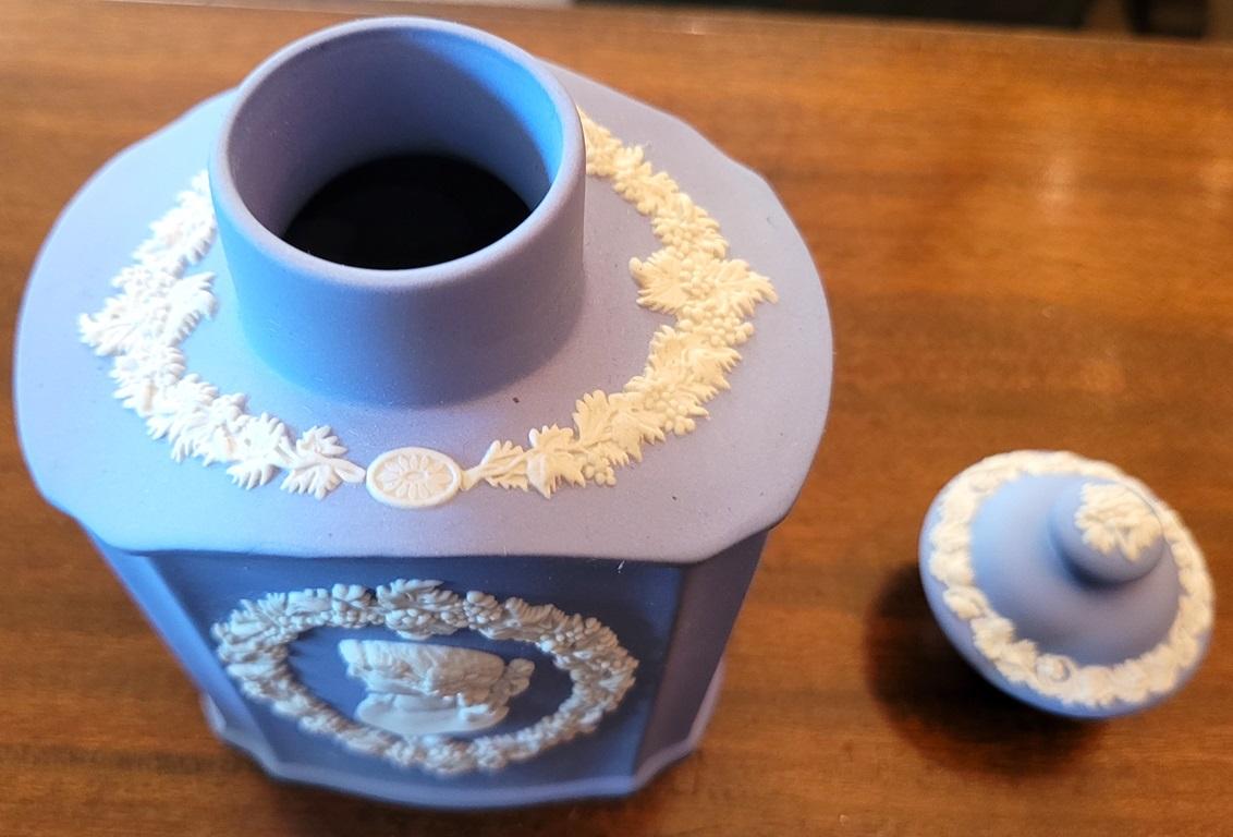 20ième siècle Boîte à thé à couvercle Wedgwood Jasperware bleu pâle en vente
