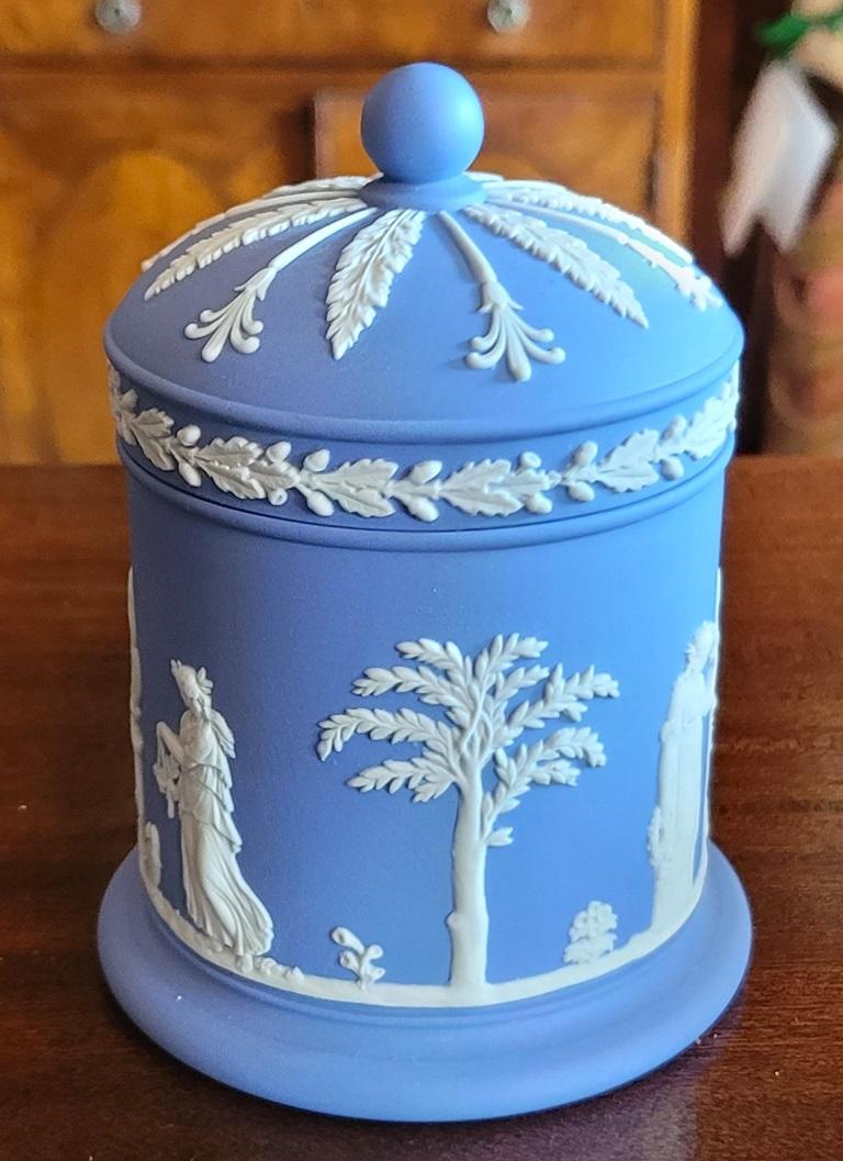 Wir präsentieren ein wunderschönes Wedgwood Jasperware Vanity Jar mit blassblauem Deckel.

Hergestellt von Wedgwood in England im Jahr 1957 und vollständig und korrekt auf dem Sockel markiert/gestempelt.

Gezeichnet: 