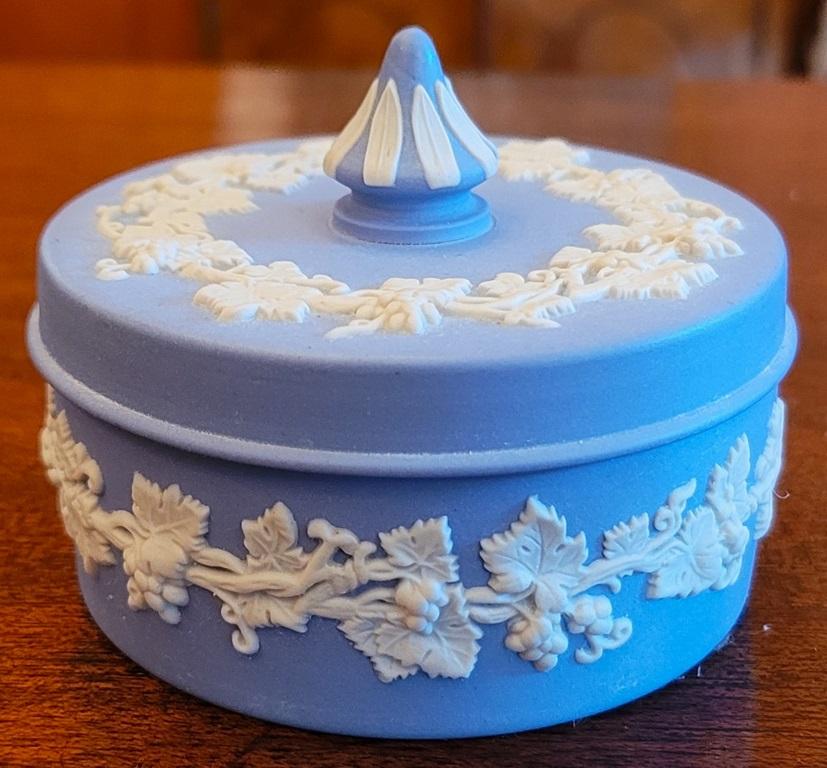 PRESENTING A LOVELY Wedgwood Jasperware Pale Blue Small Circular Lidded Vanity Box.

Made by Wedgwood in England in 1982 and fully and properly marked/stamped on base.

Marked: “Wedgwood, Made in England …. “PH” … “T” ….. “82”.

2.25 inches tall