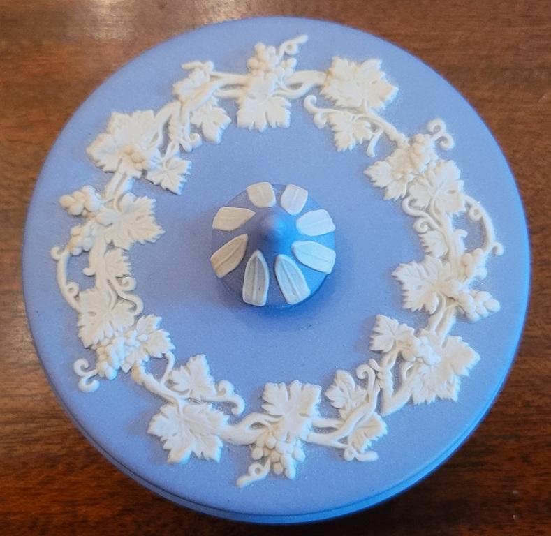 Stampato Scatola di vanità con coperchio circolare piccola di Wedgwood Jasperware Pale Blue in vendita