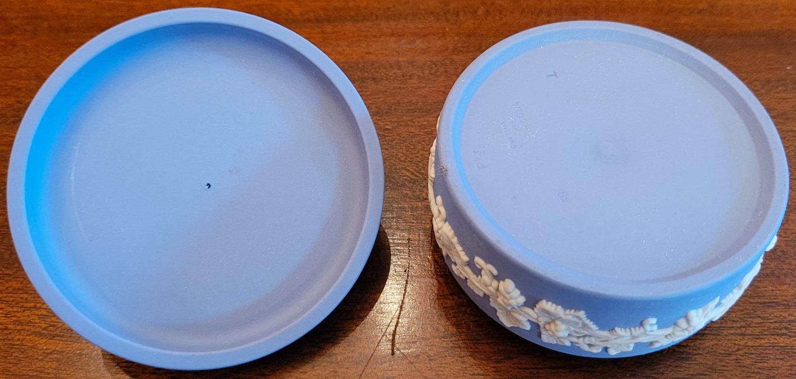 Wedgwood Jasperware Pale Blue Small Circular Lidded Vanity Box In Good Condition For Sale In Dallas, TX