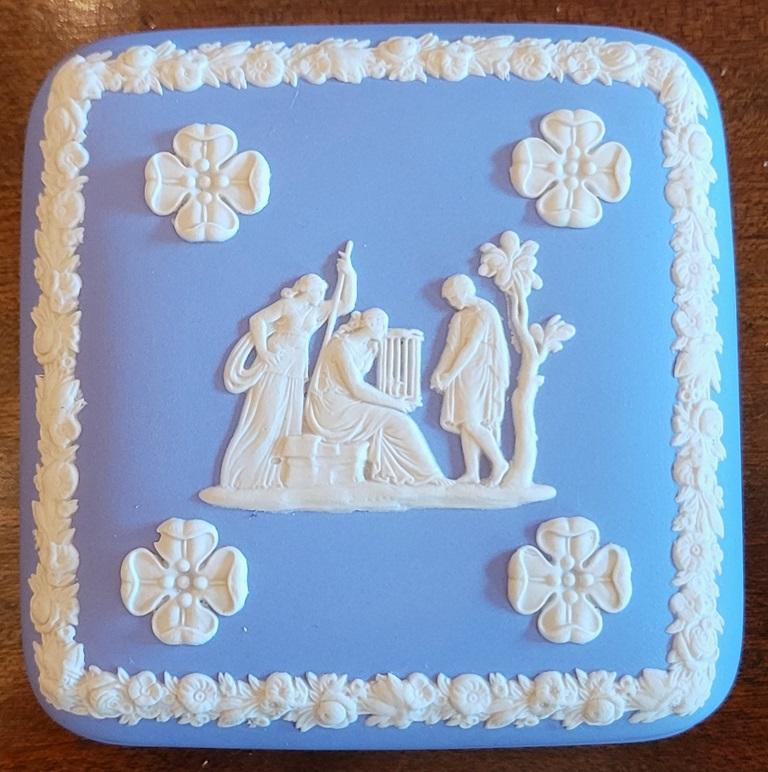 Néo-classique Boîte à couvercle carrée à couvercle Wedgwood Jasperware bleu pâle en vente
