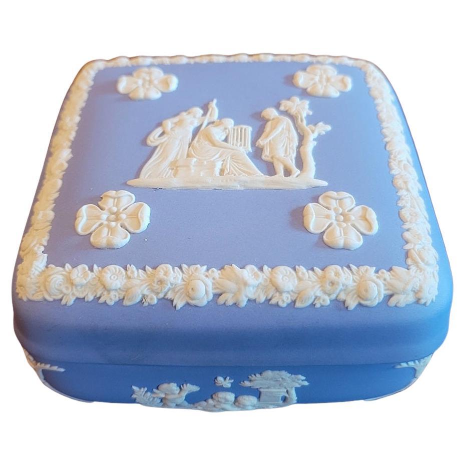Boîte à couvercle carrée à couvercle Wedgwood Jasperware bleu pâle en vente