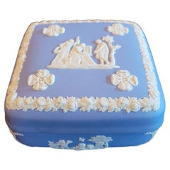 Boîte à couvercle carrée à couvercle Wedgwood Jasperware bleu pâle