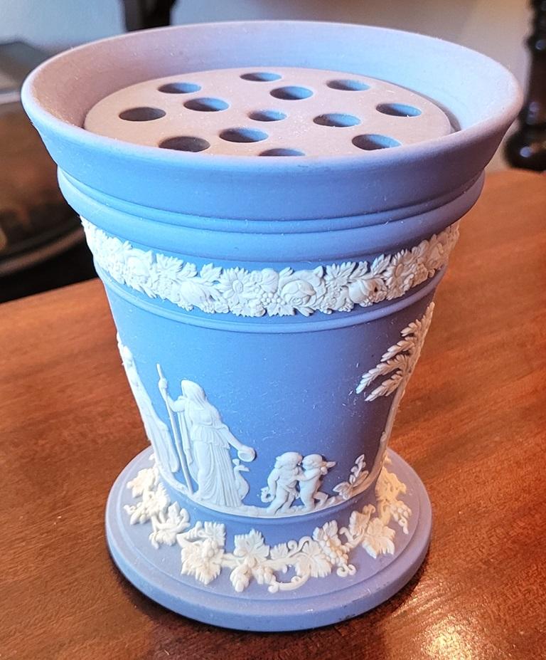 Wedgwood Blassblaue Vase aus Jaspisware mit Frosch-Einsatz (Englisch) im Angebot
