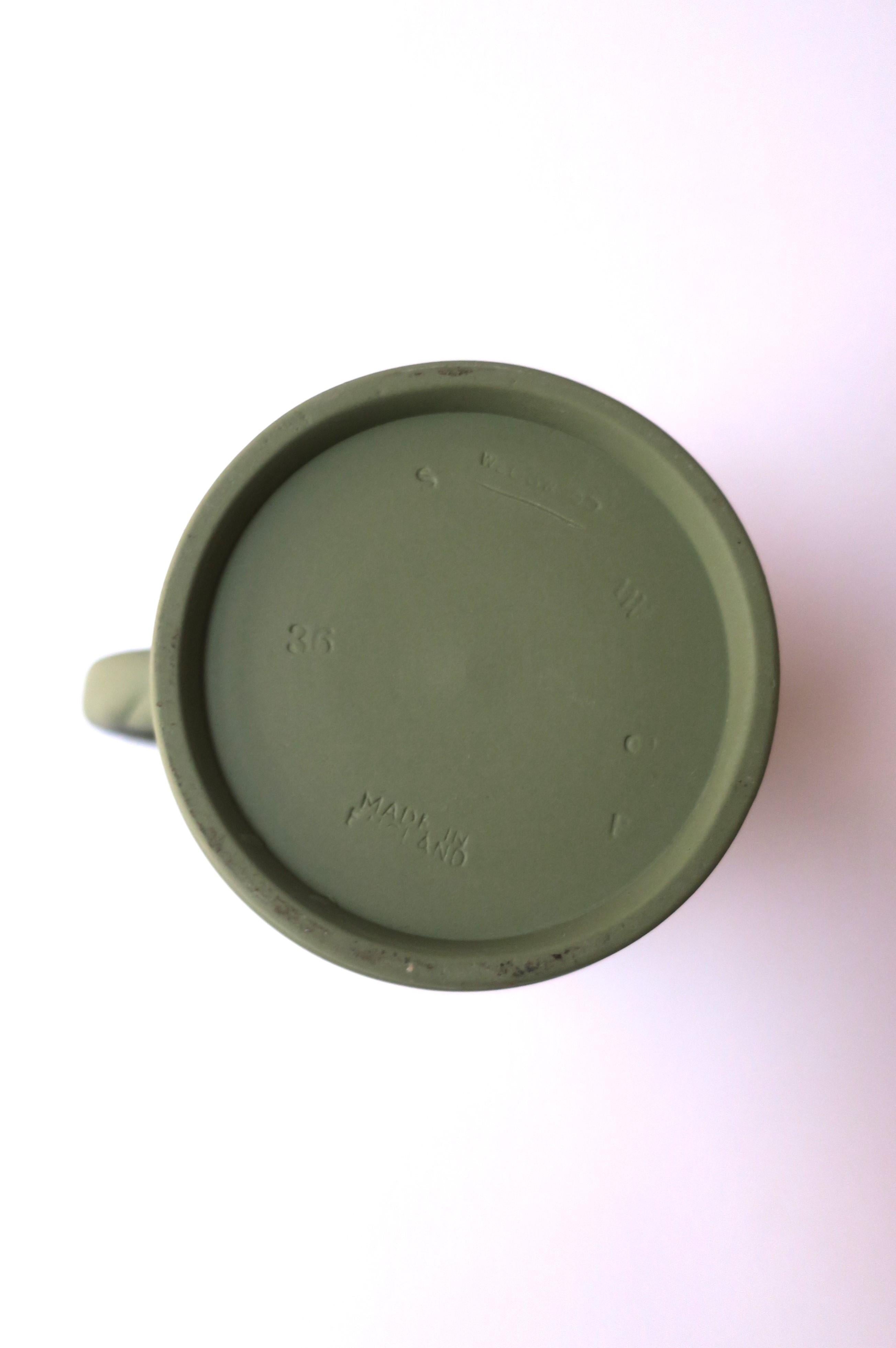 Pichet en jasperware de Wedgwood Vert Sage et Blanc dans le style néoclassique en vente 4