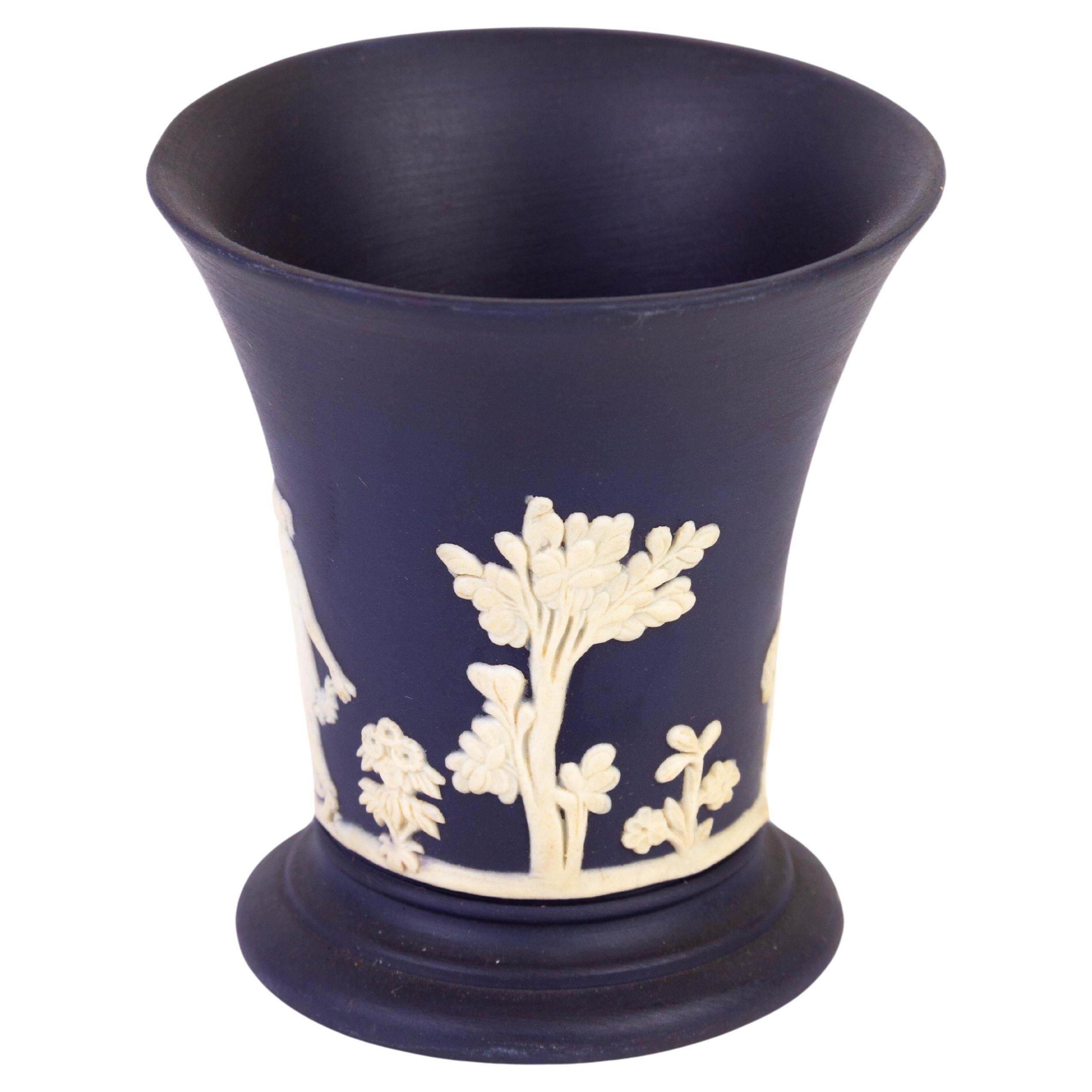 Vase néoclassique bleu de Portland de Wedgwood Jasperware