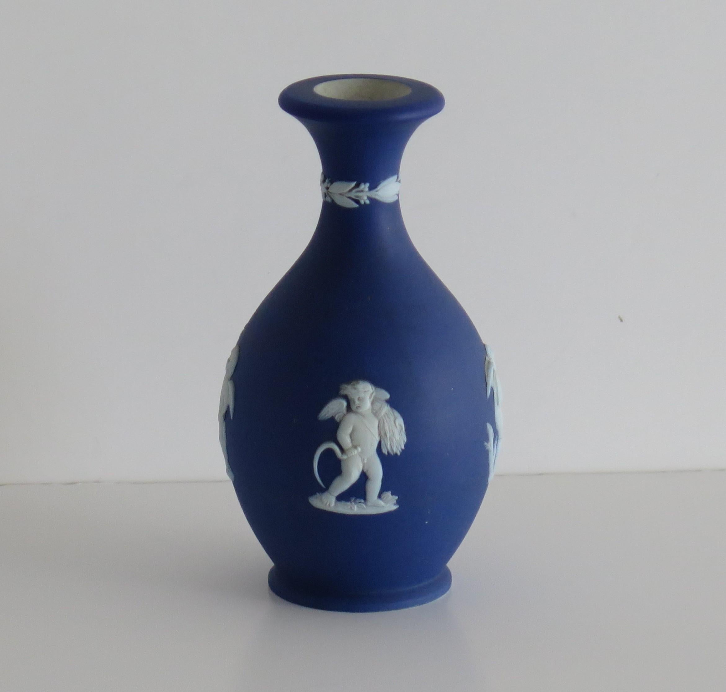 Fait main Petit vase en jasperware de Wedgwood Figures Putti classiques entièrement marqué, 19ème siècle en vente