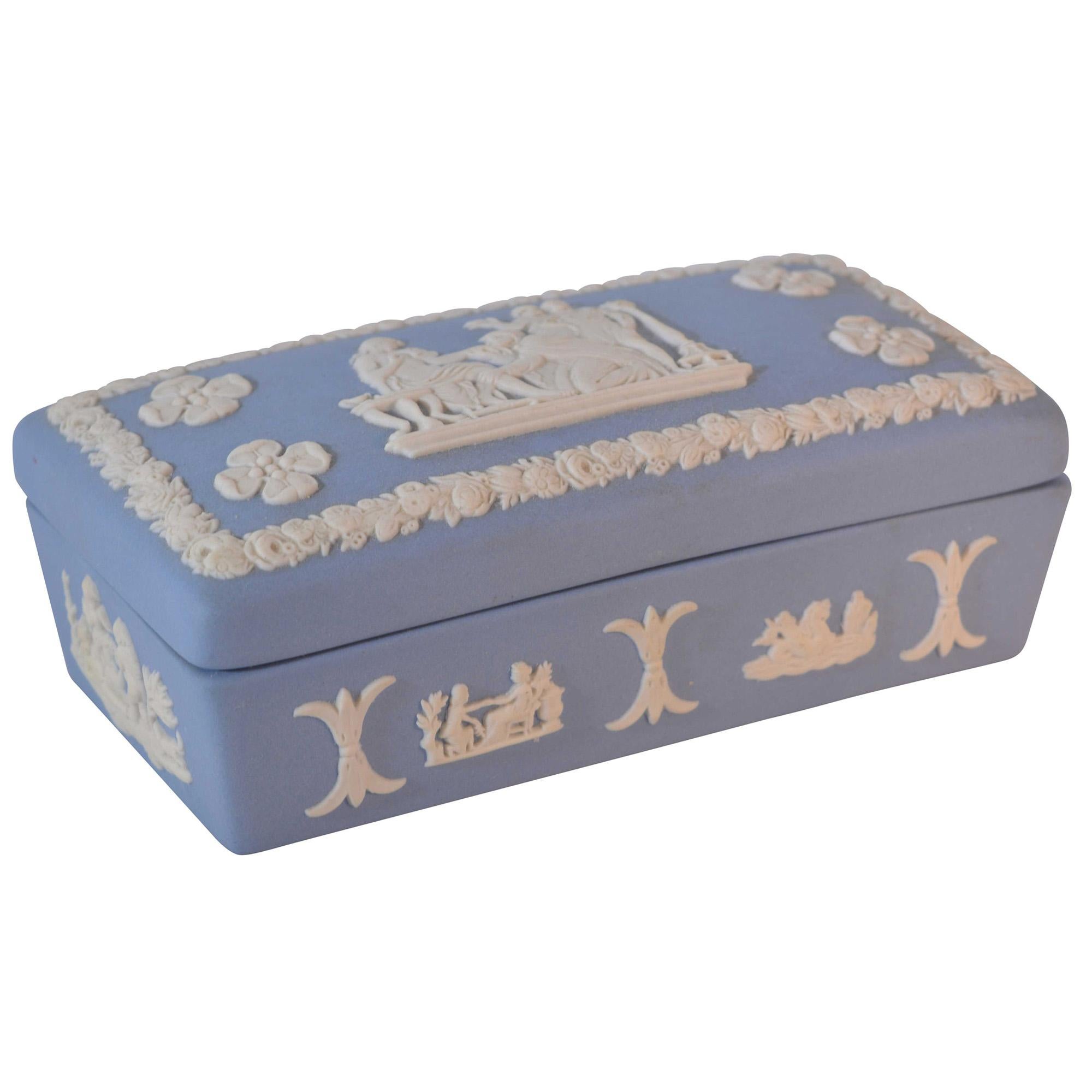 Wedgwood light blue trinket box has a lidded top with a scene of a Grecian maiden surrounded by admirers. All for sides have raised detail. The soft blue and ivory white detailed trinket box makes any dressing or makeup table special. 

Dimensions: