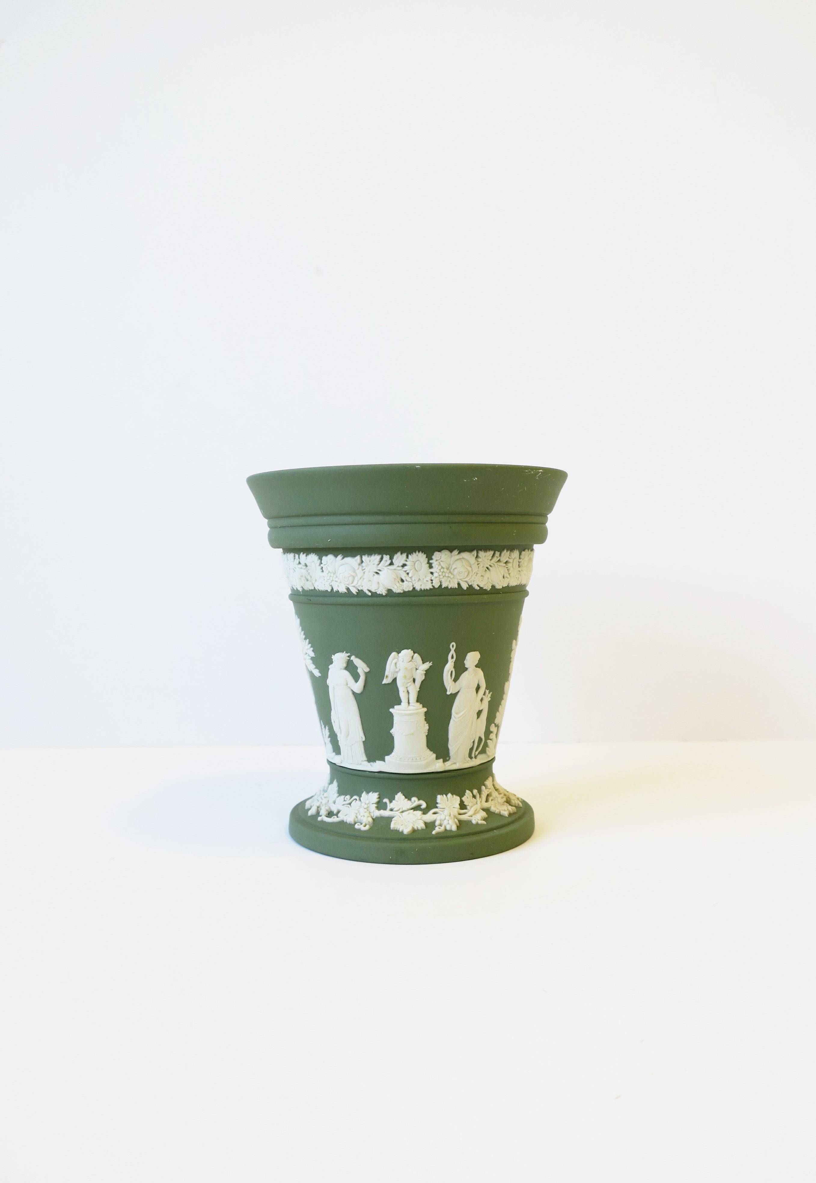 Wedgwood Jasperware Vase in the Neoclassical Design, 1974 England 3