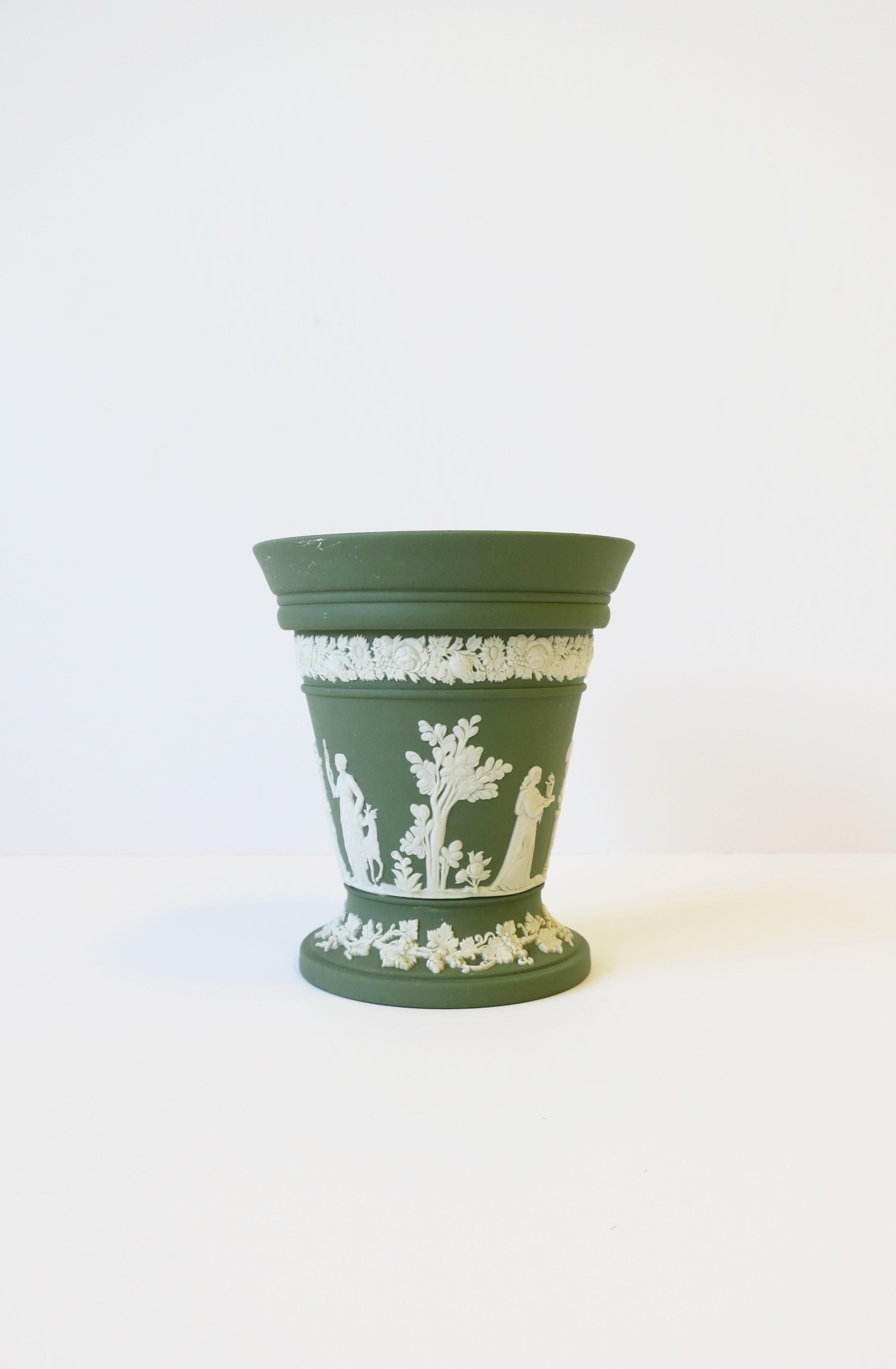 Wedgwood Jasperware Vase in the Neoclassical Design, 1974 England 4