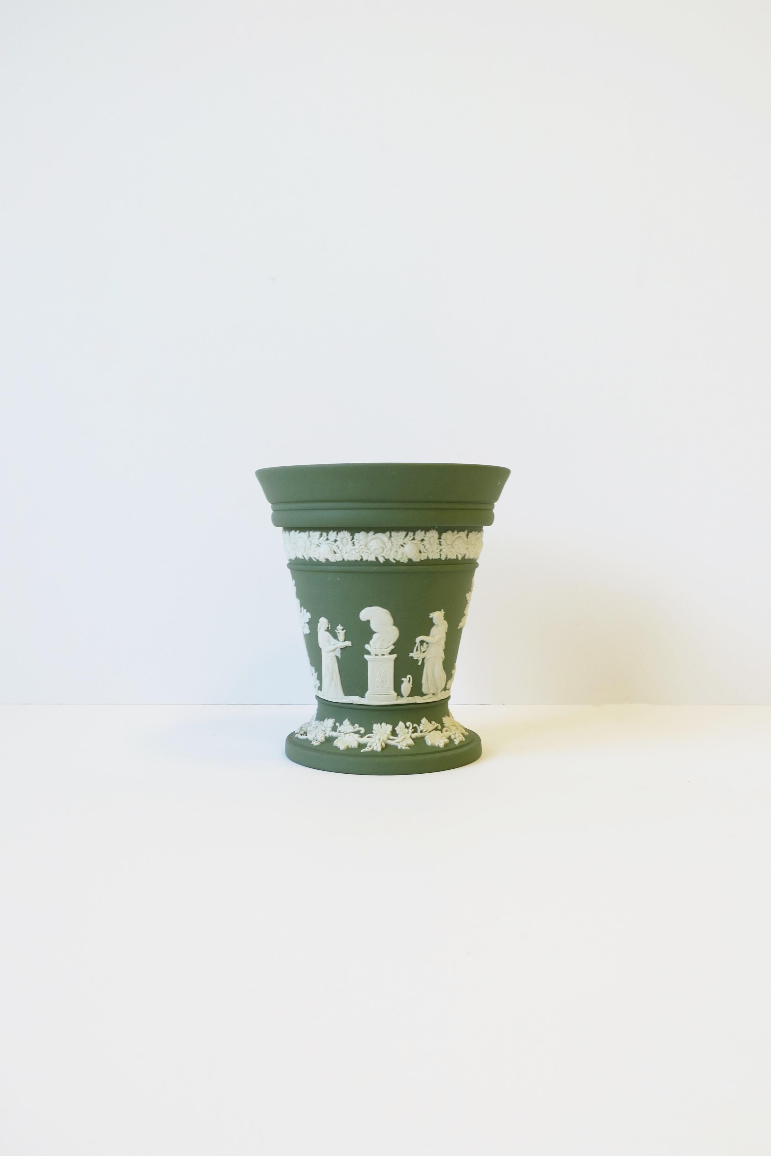 Pottery Wedgwood Jasperware Vase in the Neoclassical Design, 1974 England