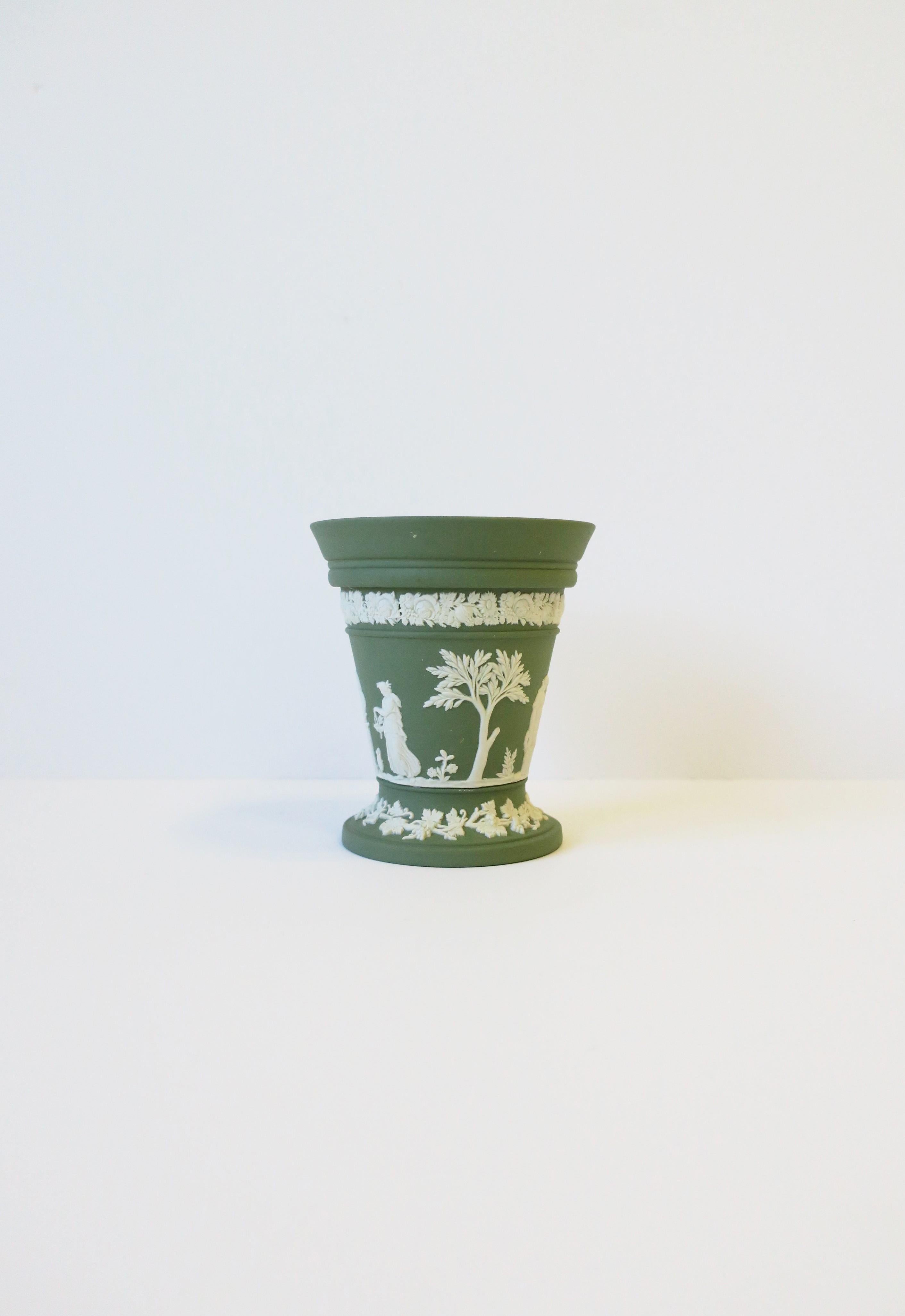 Wedgwood Jasperware Vase in the Neoclassical Design, 1974 England 1