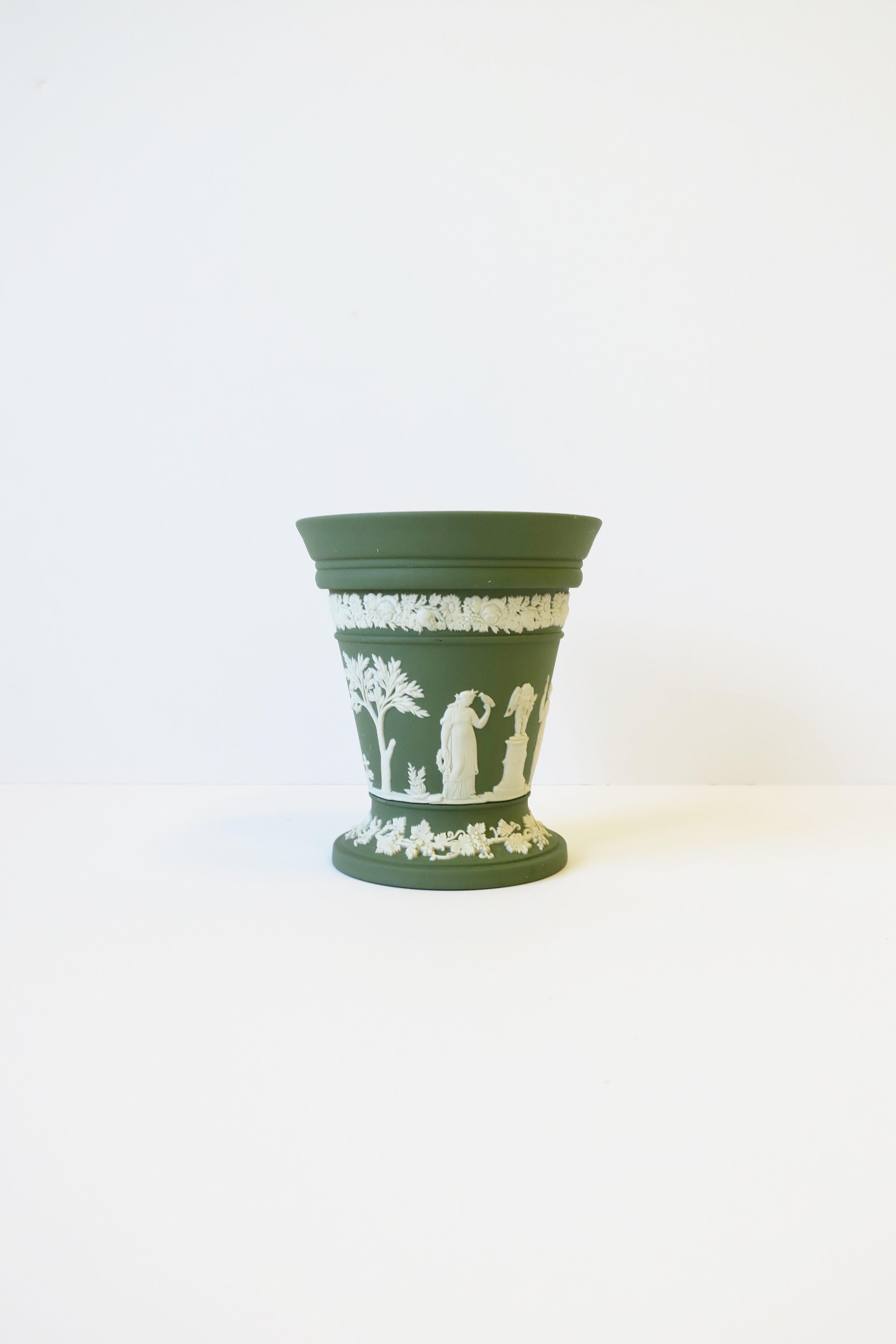 Wedgwood Jasperware Vase in the Neoclassical Design, 1974 England 2