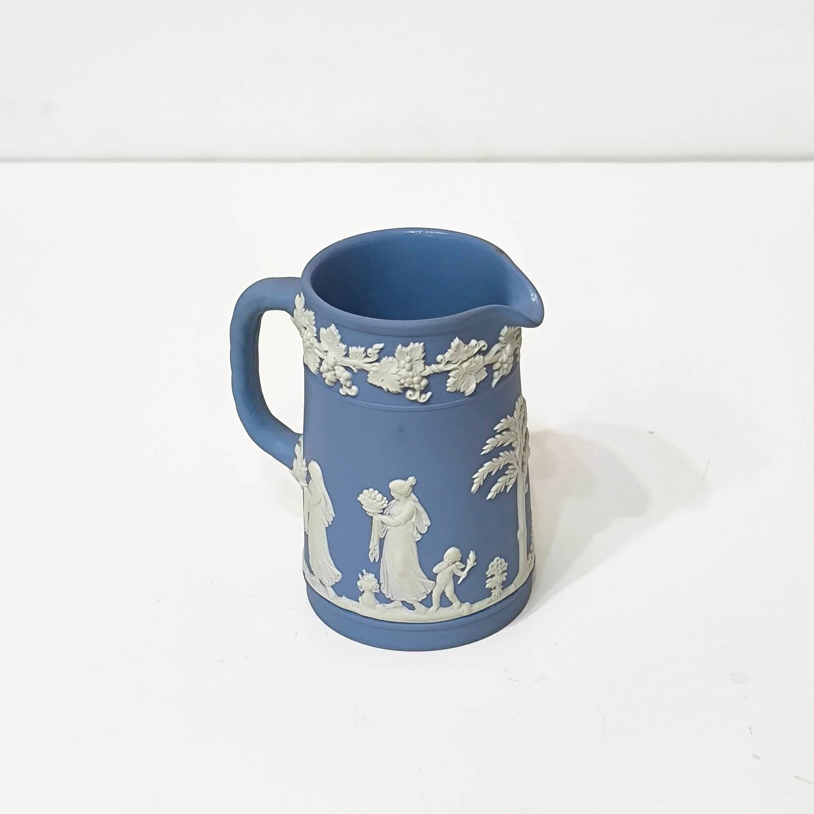 Wedgwood Lavender Blue Jasperware Jug, Vase with Handle In Good Condition For Sale In Bochum, NRW