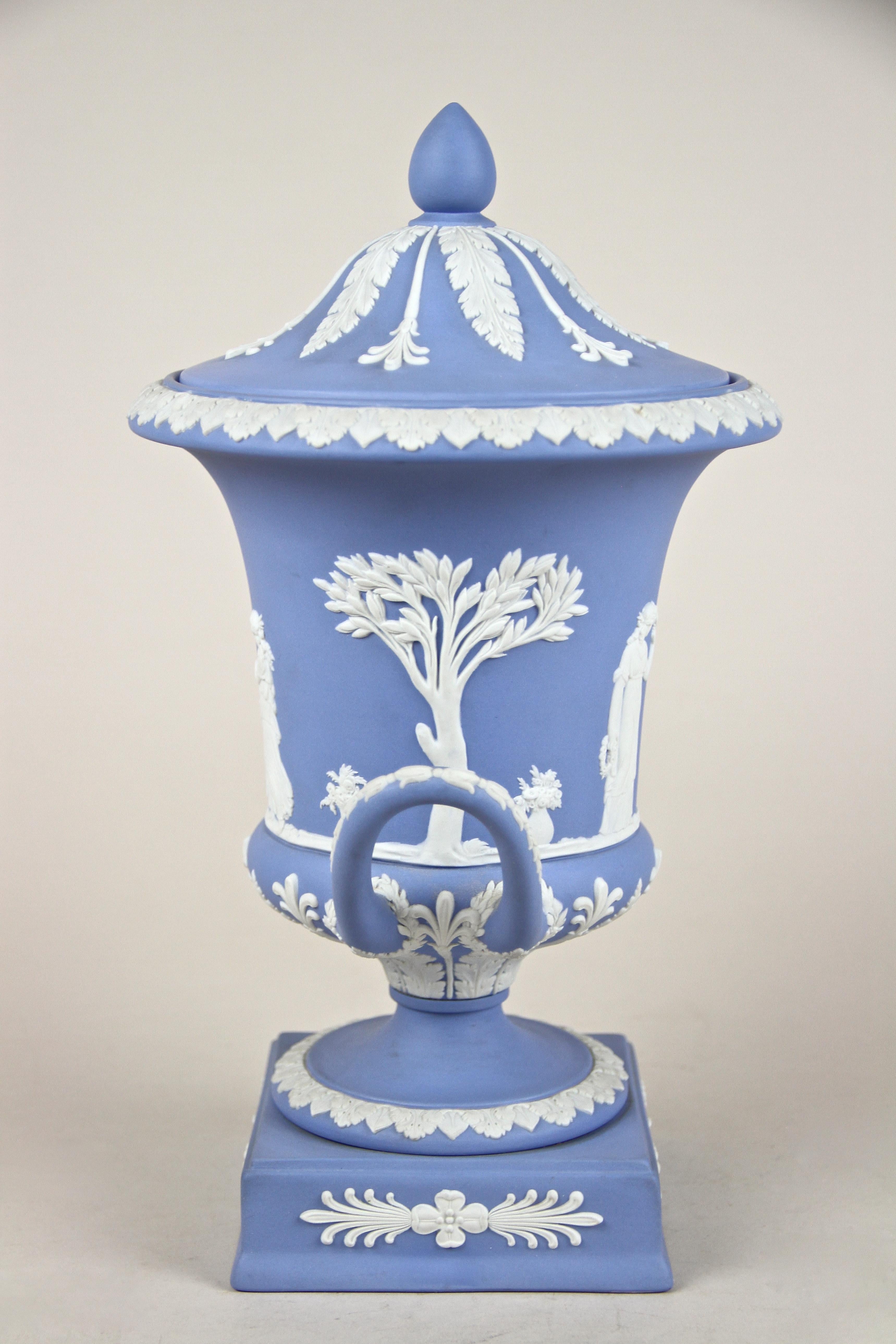 Wedgwood Lidded Urn Vase Pale Blue Jasperware, England, circa 1910 In Excellent Condition In Lichtenberg, AT