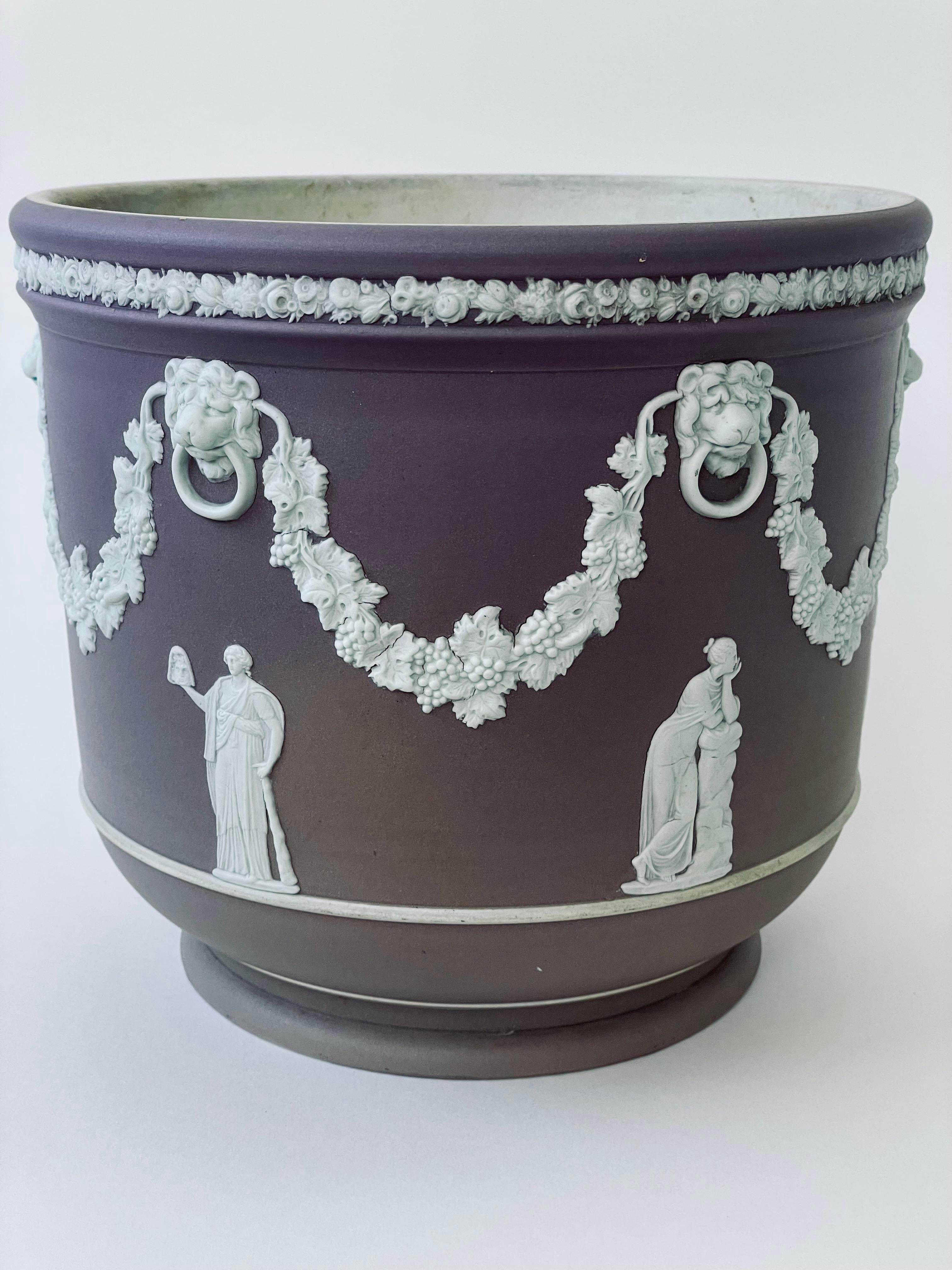Wedgwood Flieder Jaspis Dip Steingut Garten Topf (Handgefertigt) im Angebot