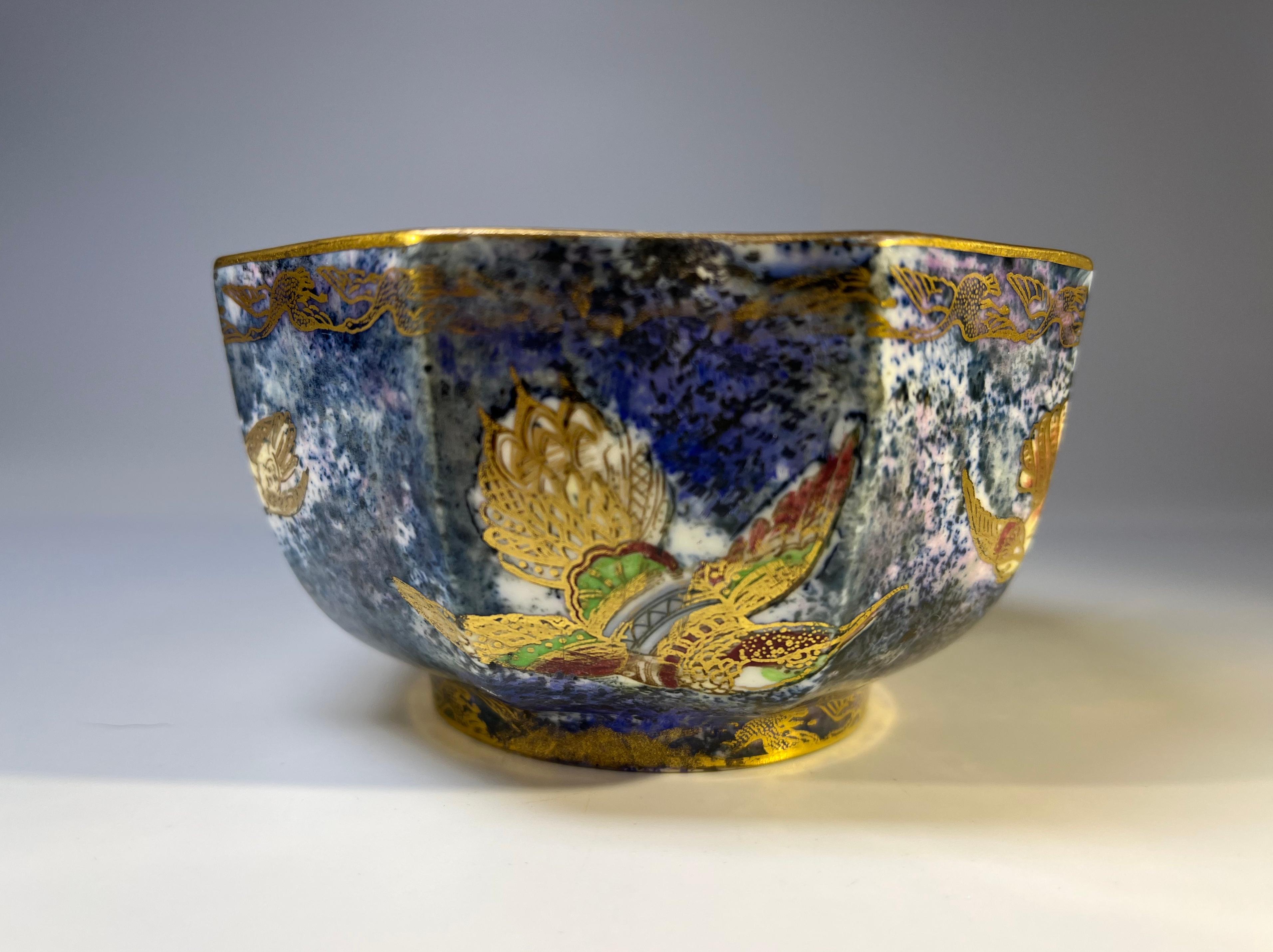 A delightful and so delicate Ordinary Lustre octagonal bowl by Daisy Makeig Jones for Wedgwood, England.
A wonderful little bowl.
The exterior is decorated with gilded hummingbirds on a blue mottled background, with small gilded birds around top rim