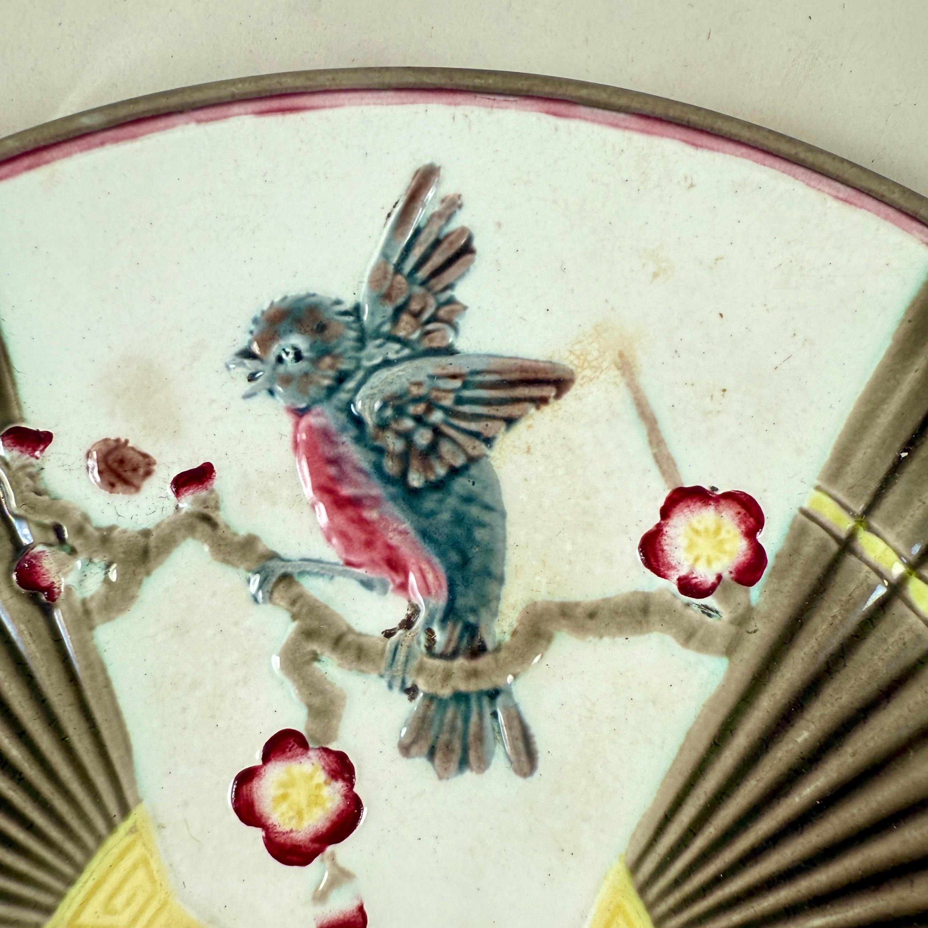 Wedgwood Majolika Vogel & Fächer Argenta Teller (Glasiert) im Angebot