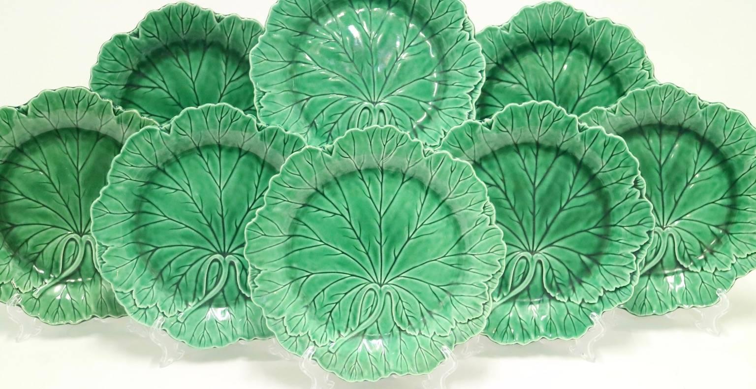 Wedgwood (Etruria & Barlaston) green cabbage leaf plates in Majolica. This set of eight originates from 1940s England and is in excellent vintage condition and has wear consistent with age and use. The noted dimensions are per item.