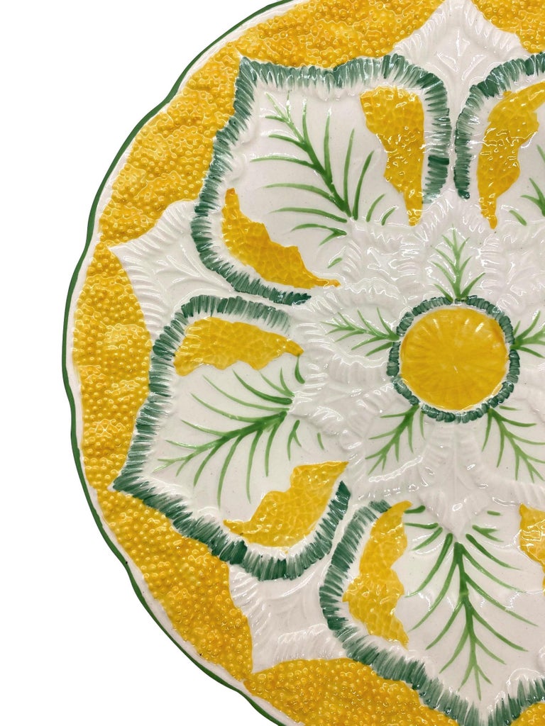 Wedgwood Majolica Cauliflower Pattern 9-in Plate on Yellow Ground, English, 1923 In Good Condition For Sale In Banner Elk, NC