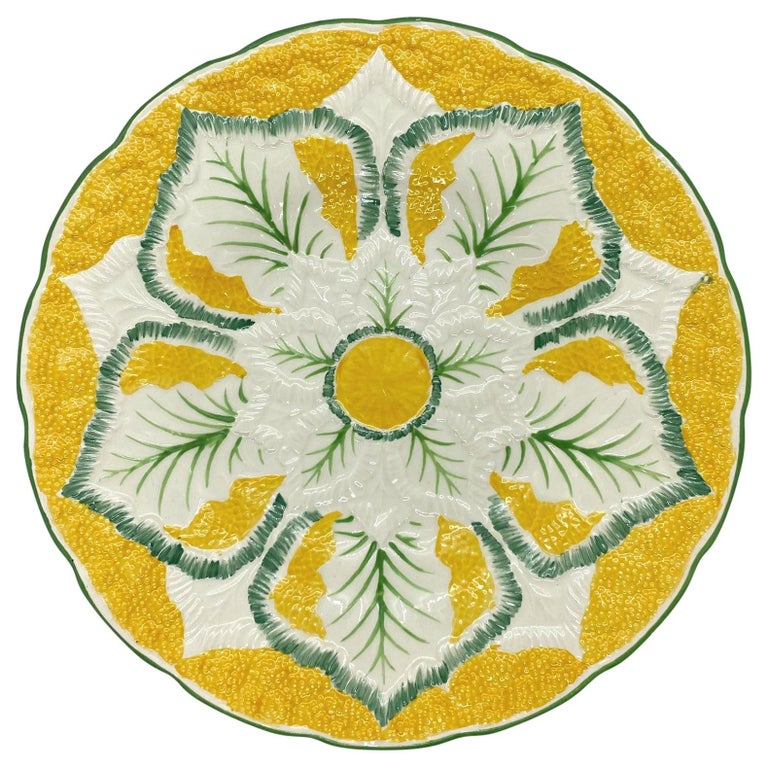 Wedgwood Majolica Cauliflower Pattern 9-in Plate on Yellow Ground, English, 1923 For Sale
