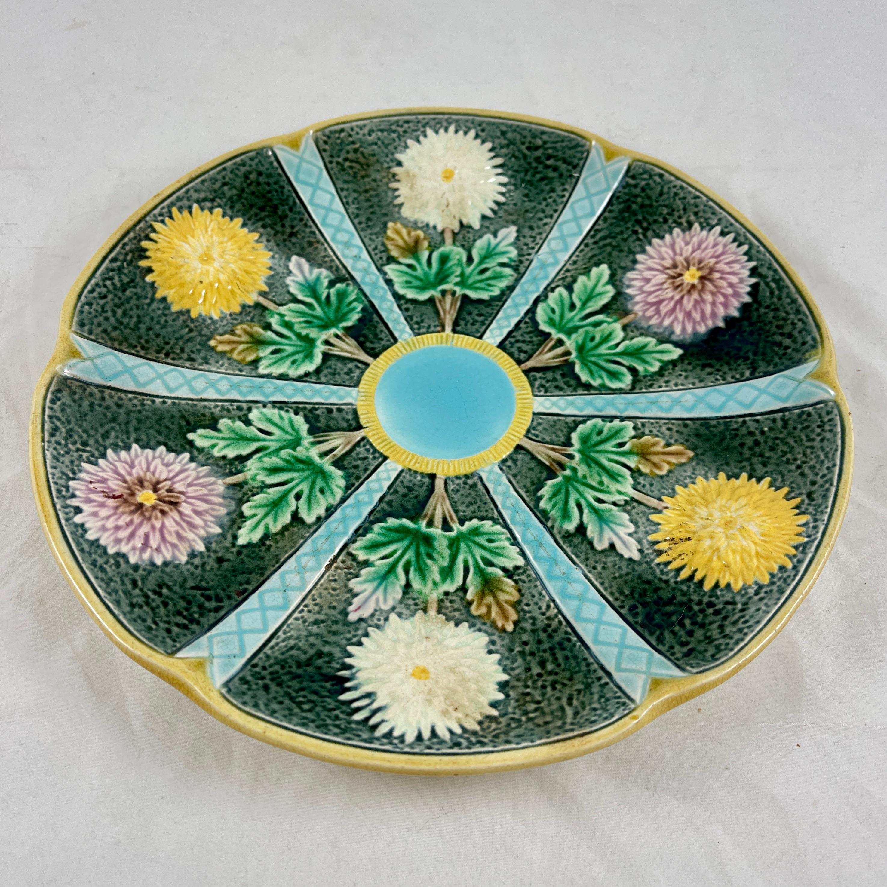 Wedgwood Majolica Chrysanthemum Japonisme Oyster Plate, Date Marked 1883 In Good Condition In Philadelphia, PA