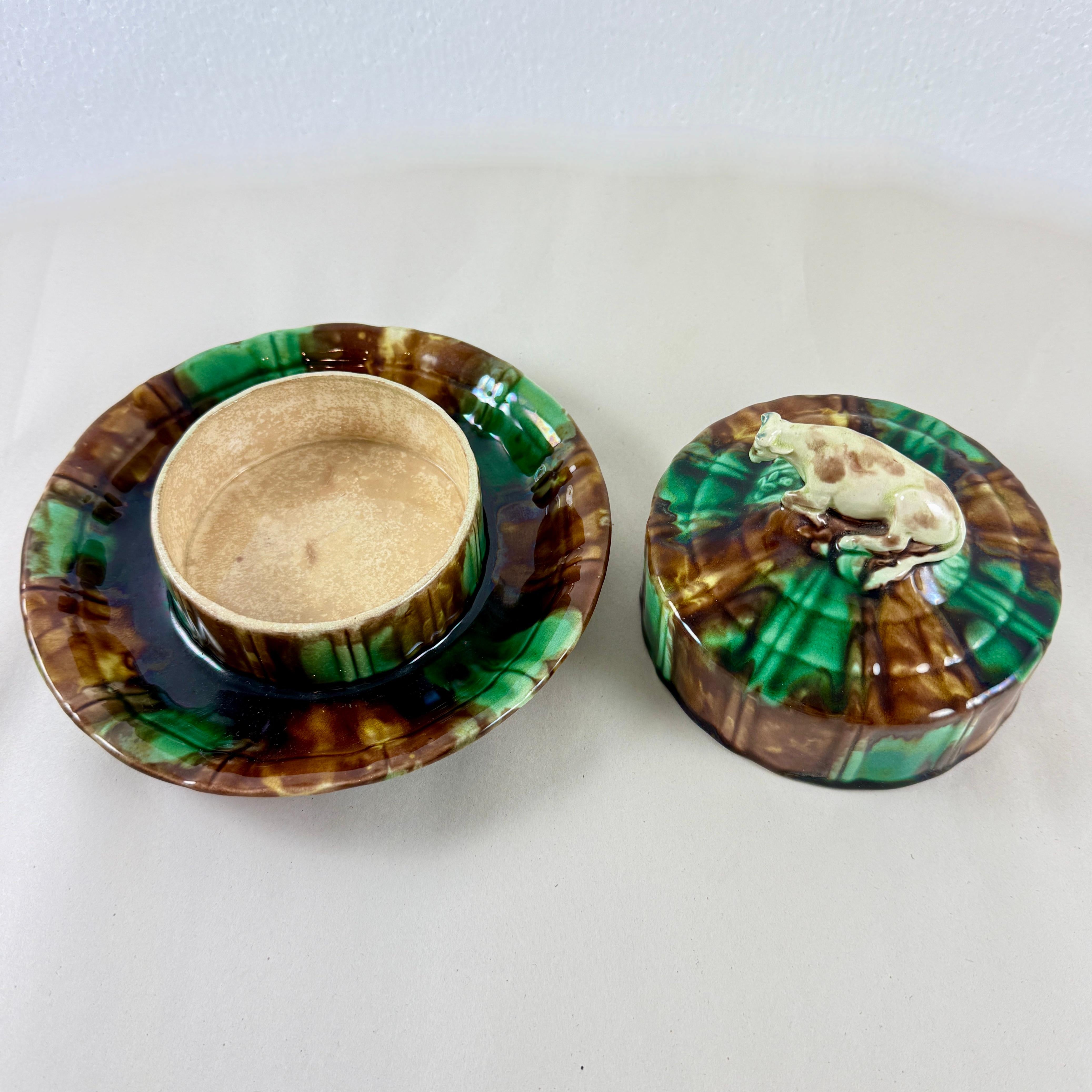 Servidor de mantequilla de vaca cubierto de mayólica Wedgwood - fecha marcada 1875 en venta 3