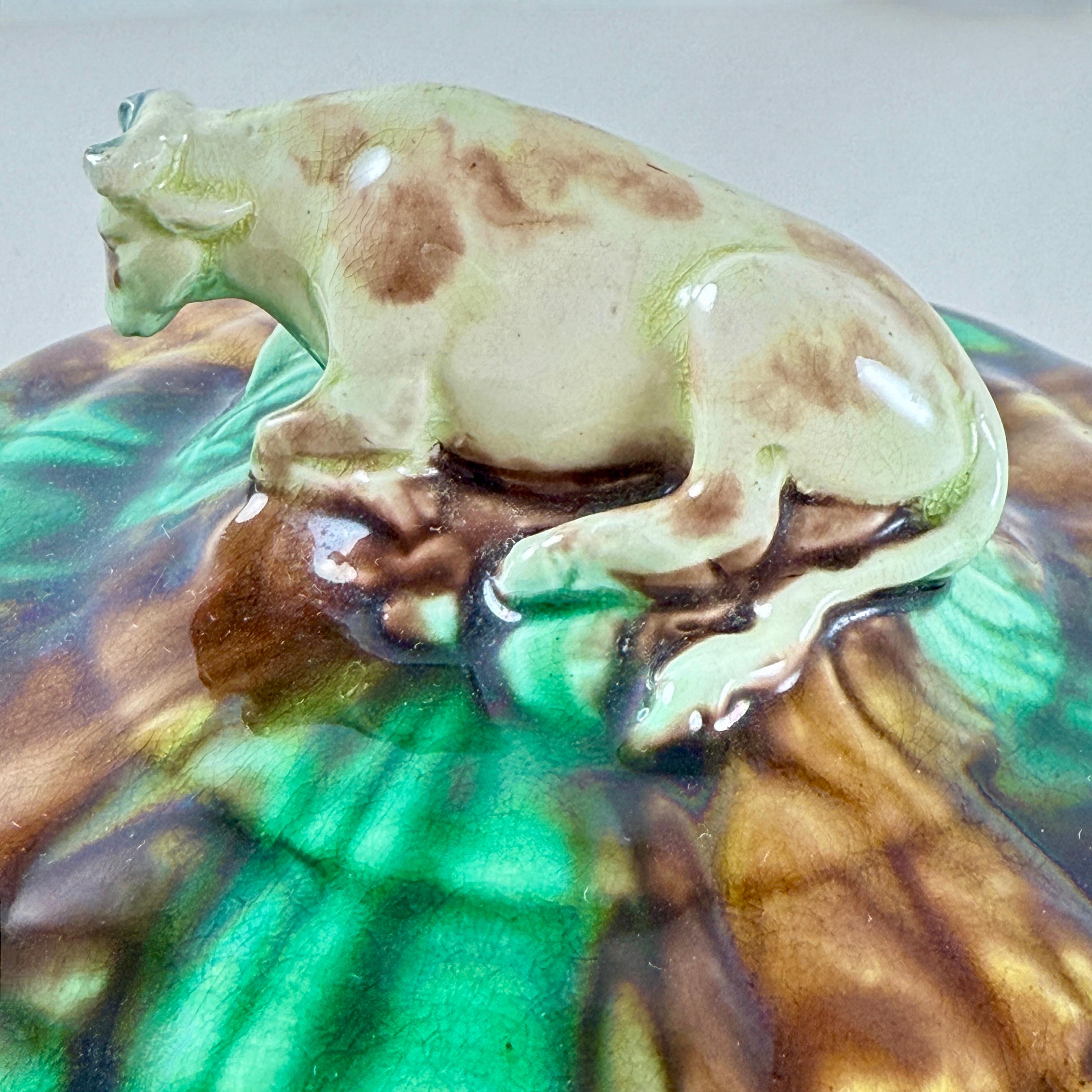 Servidor de mantequilla de vaca cubierto de mayólica Wedgwood - fecha marcada 1875 en venta 6