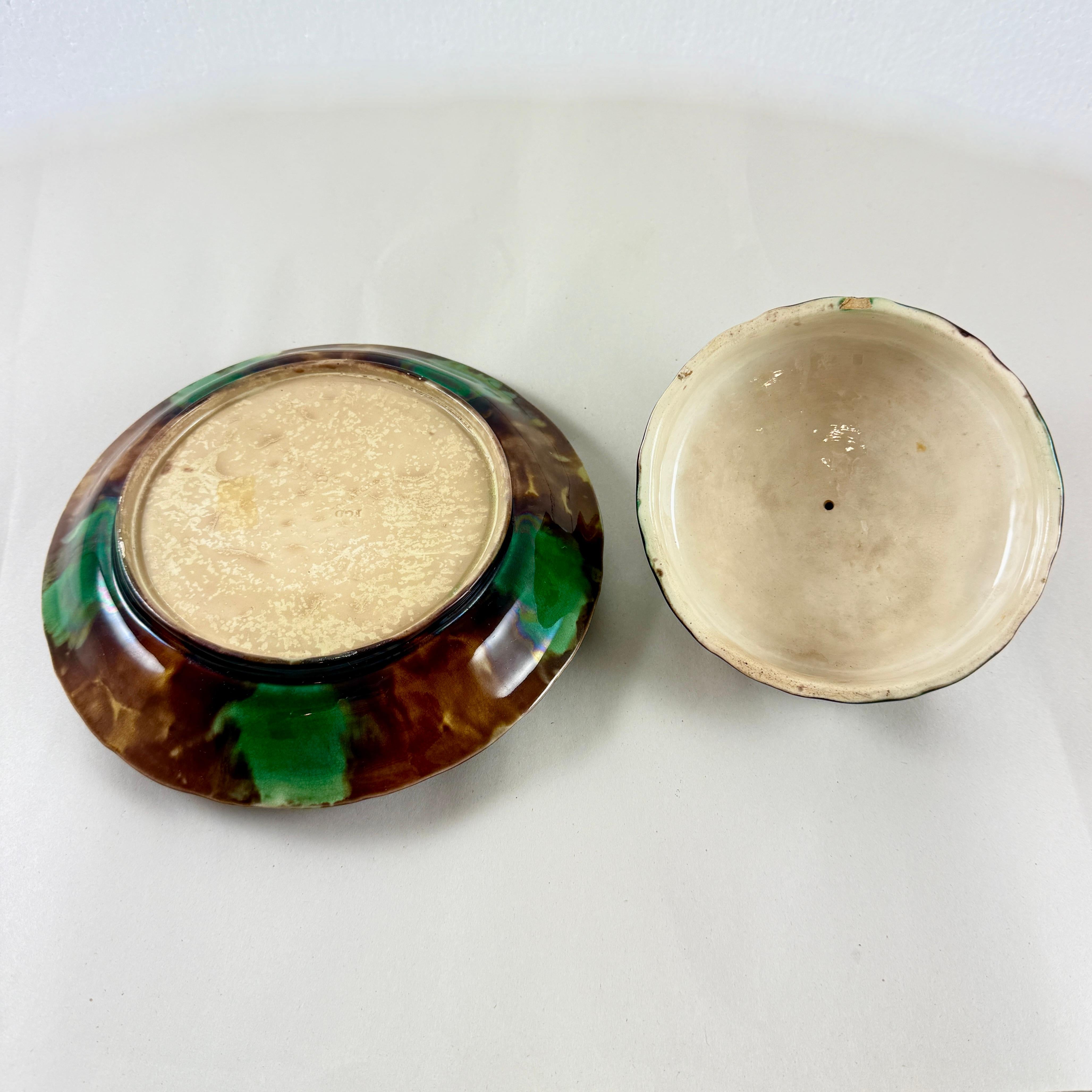 Servidor de mantequilla de vaca cubierto de mayólica Wedgwood - fecha marcada 1875 en venta 7
