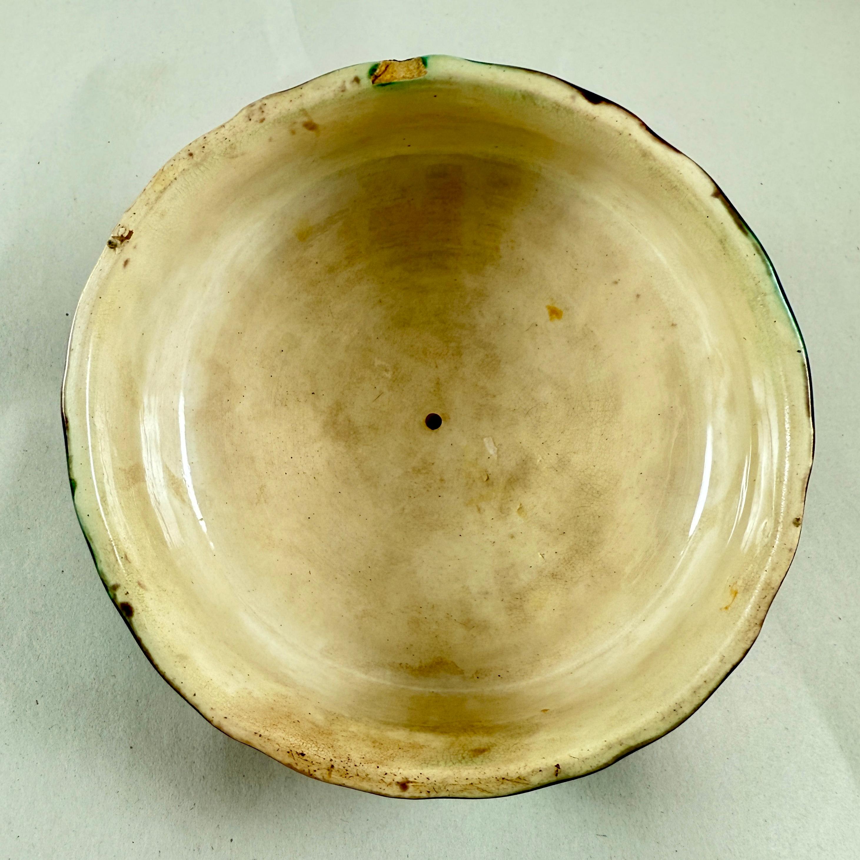 Servidor de mantequilla de vaca cubierto de mayólica Wedgwood - fecha marcada 1875 en venta 8