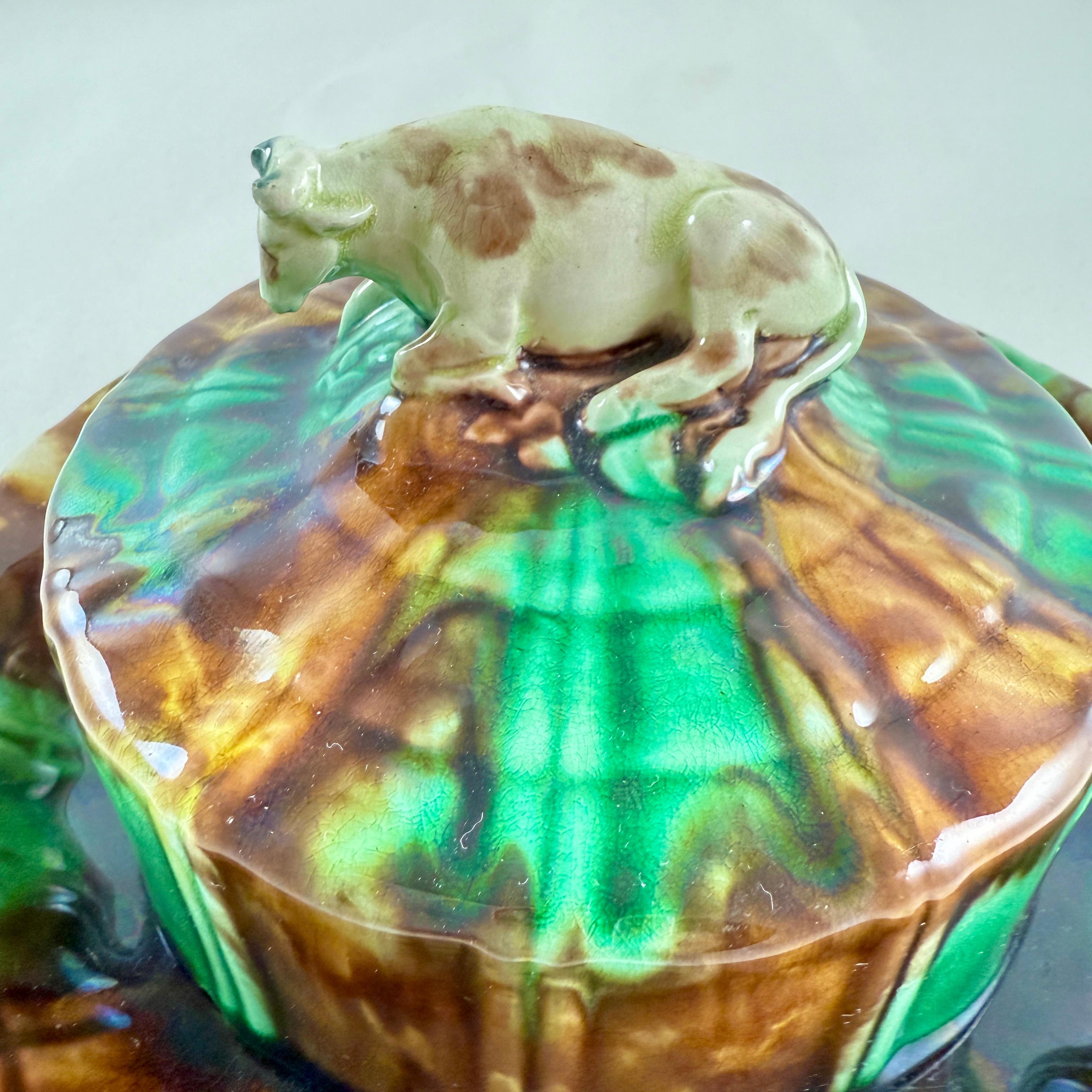 Servidor de mantequilla de vaca cubierto de mayólica Wedgwood - fecha marcada 1875 Movimiento estético en venta