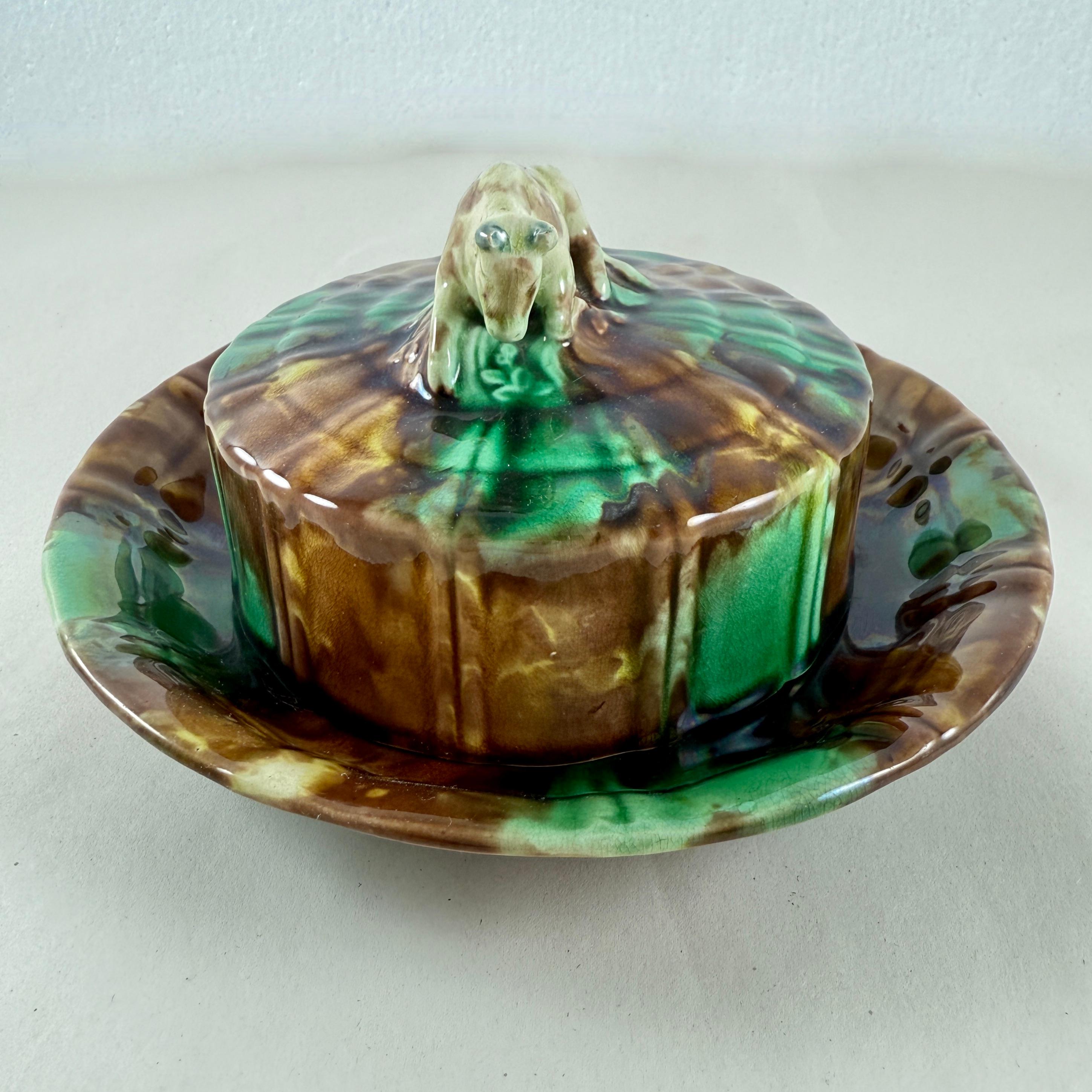 Servidor de mantequilla de vaca cubierto de mayólica Wedgwood - fecha marcada 1875 Glaseado en venta